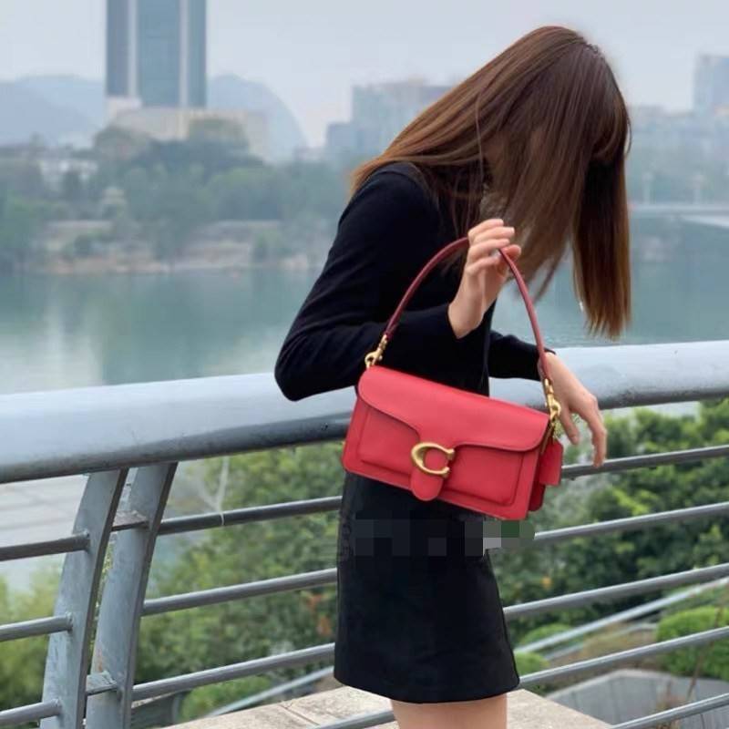 COACH TABBY SHOULDER BAG 26 ((73995)) พัฒนามากจากกระเป๋า Coach รุ่นดังยุค 1970 ทำจากผ้า Canvas เคลือบลายซิกเนเจอร์ หนังลายกรวดและหนังกลับ ด้วยวัสดุคลาสสิค มากับสายที่ถอดได้ถึง 2 สาย ไม่ว่าจะเป็นสายหิ้วหรือสายสะพาย หนังลายกรวดและหนังลูกวัวแบบเนื้อละเอียด แ