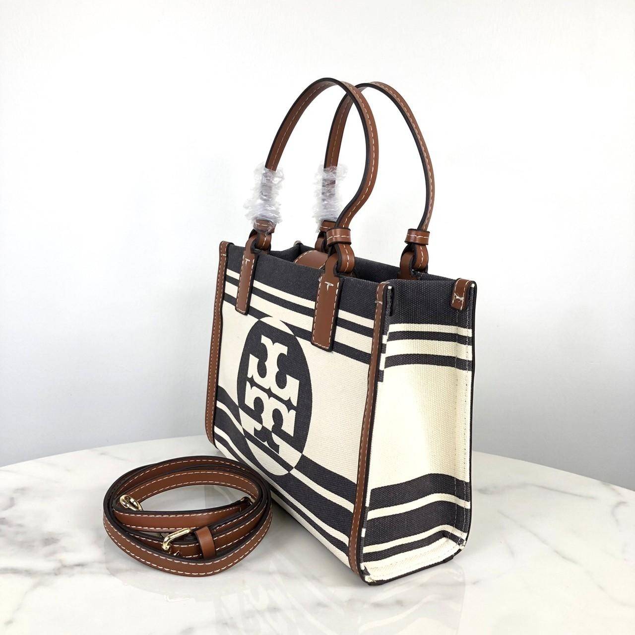 TORY BURCH Ella Mini Stripe Jacquard Tote / TORY BURCH TOTE กระเป๋าถือ หรือสะพาย TORY BURCH เปิด - ปิดกระเป๋าด้วยแม่เหล็ก ด้านในมีช่องซิป 1 ช่อง ช่องใส่ของ 1 ช่อง หูจับสูง 13 cm มาพร้อมสายสะพายยาว สามารถถอดและปรับได้ 3 ระดับค่ะ
