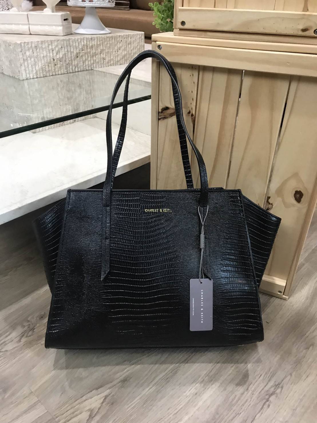 CHARLES & KEITH STRUCTURE TOTE BAG กระเป๋าสะพายทรง Tote ขนาดใหญ่จุใจ น้ำหนักเบา เปิดปิดด้วยซิป หัวซิปปั๊มโลโก้ มีหมุดรองฐานกันรอย ทั้ง 4 มุม ภายในมีช่องซิป และช่องใส่มือถือ กว้างและจุค่ะ ใส่เอกสาร A4, iPad, สัมภาระได้ จะสะพายไปเรียน ไปทำงาน ก็ดูดี ใบนี้สส