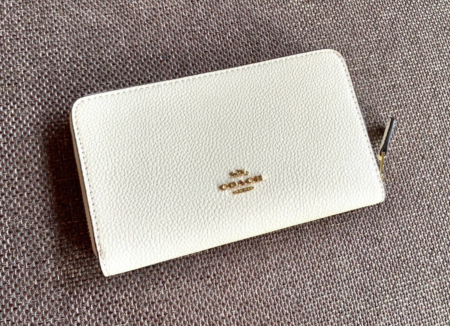 COACH X PEANUTS MEDIUM ID ZIP WALLET WITH WOODSTOCK((C4604)) 📣พร้อมส่งค่ะ! กระเป๋าเงินใบกลาง ขนาดพอดีๆ 🔺ด้านหน้าปั้มตัวการ์ตูน พร้อมตัวอักษรภาษาอังกฤษ นูนเด่นชัด ซุกซน น่ารักมากๆค่ะ ✔️เปิดปิดกระเป๋าแบบซิป ภายในมีช่องเสียบบัตรได้ถึง1