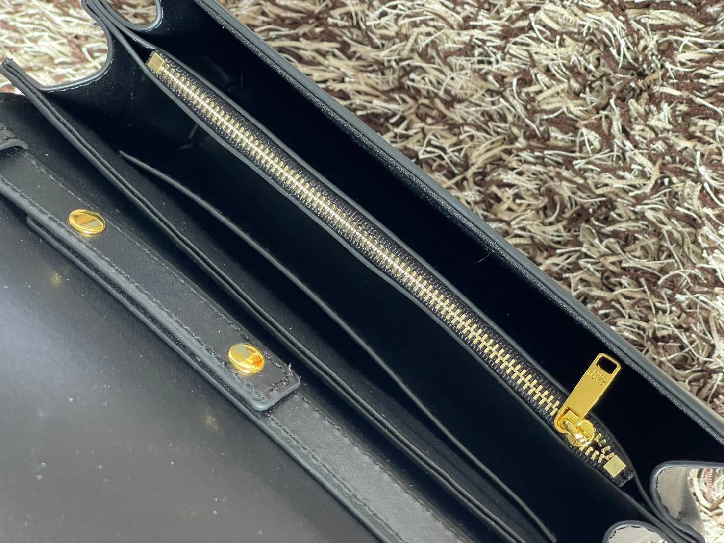 CELINE TRAPEZE TRIOMPHE BAG ดีไซน์เรียบหรู Timeless โดดเด่นมีเอกลักษณ์ ใช้ได้หลายโอกาส แมทช์กับการแต่งตัวง่าย จึงครองใจสาว ๆ ได้ไม่ยาก โดยเป็นกระเป๋าสะพายไหล่ที่อัดแน่นด้วยกลิ่นอายความคลาสสิกและหรูหราตามแบบฉบับของ Celine ด้านหน้าตกแต่งด้วยโลโก้สีทองโดดเด่