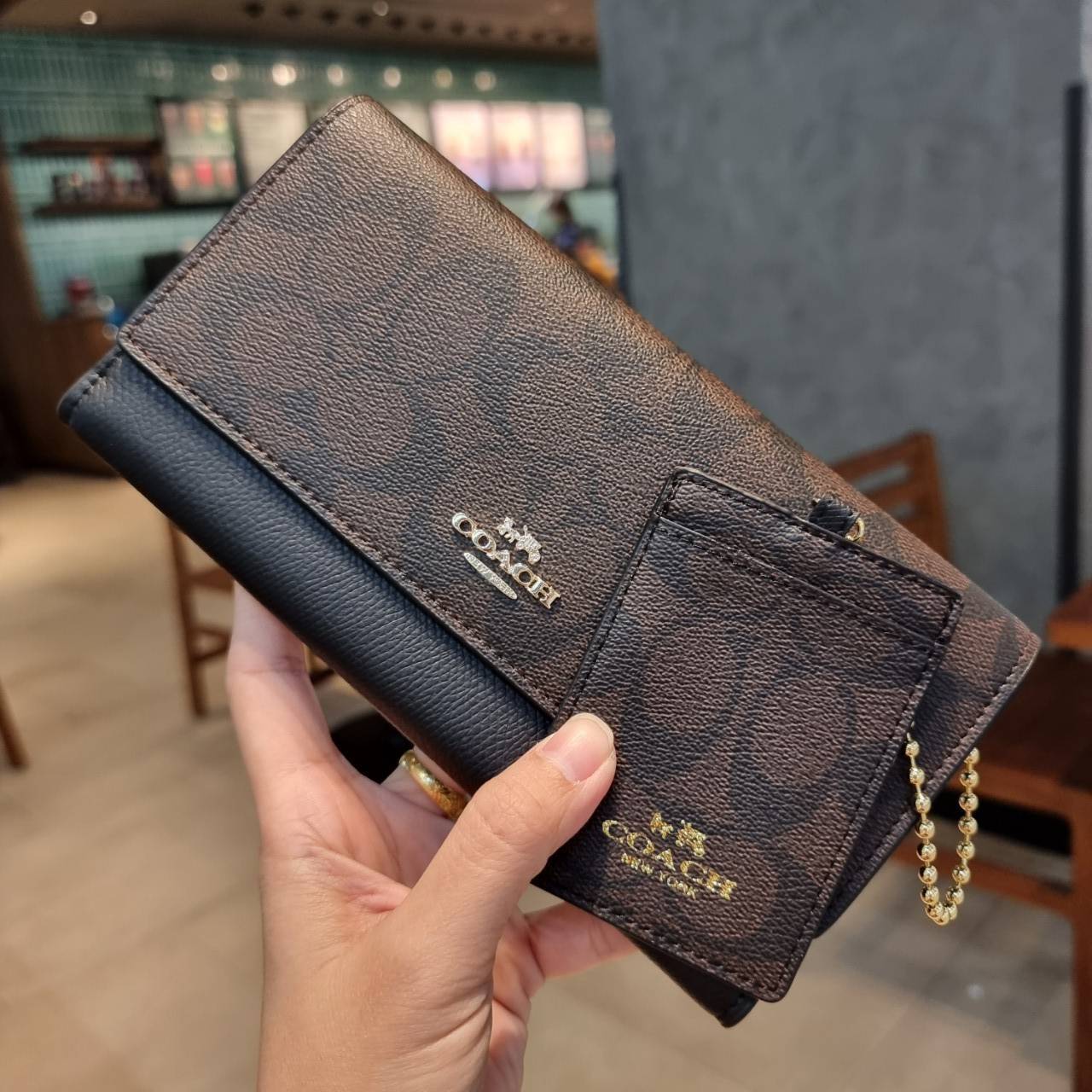 COACH F53763 TRIFOLD WALLET IN SIGNATURE กลับมาแล้วจ้า!! รุ่นขายดี!! 💓 ดีไซน์ใหม่ กระเป๋าสตางค์ใบยาว แถมที่ห้อยใส่บัตรแยกให้ (ถอดออกได้) น่ารักมากๆ ใช้งานง่าย เปิด-ปิดด้วยกระดุม ภายในใส่ธนบัตร ใส่บัตรได้เยอะ ใส่มือถือได้ไปอีก!! จุใจสุดๆ บอกเลยว่าใ