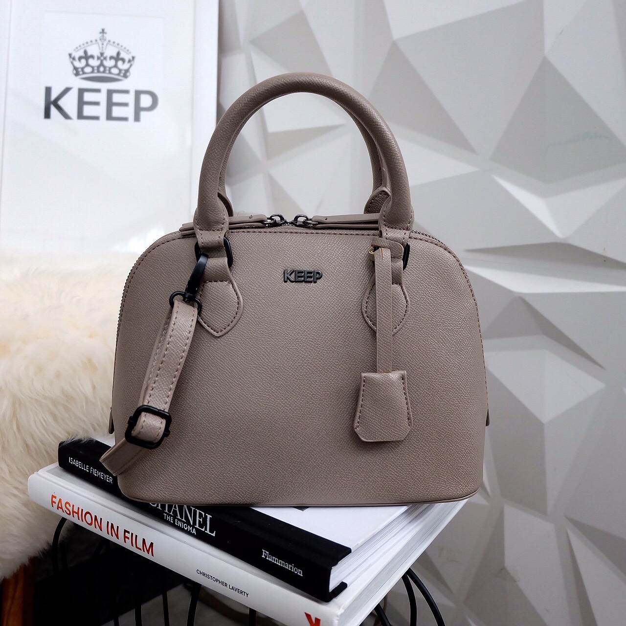 ซูมๆ ใกล้ๆ กันเลย กับ New collection KEEP ' Taylor ' ทำ size ใหม่ (9.5") อยากแนะนำมาก อยู่ระหว่าง มินิ กะ คลาสสิค ขนาด ดี๊-ดี ไม่เล็กไม่ใหญ่ไป แถม!! ดีไซน์รุ่นนี้ เป็นอะไหล่ดำ แต่งกะ look casual style ได้แมตช์ม๊ากกกก มี 3 สี Earth tone ให้เ