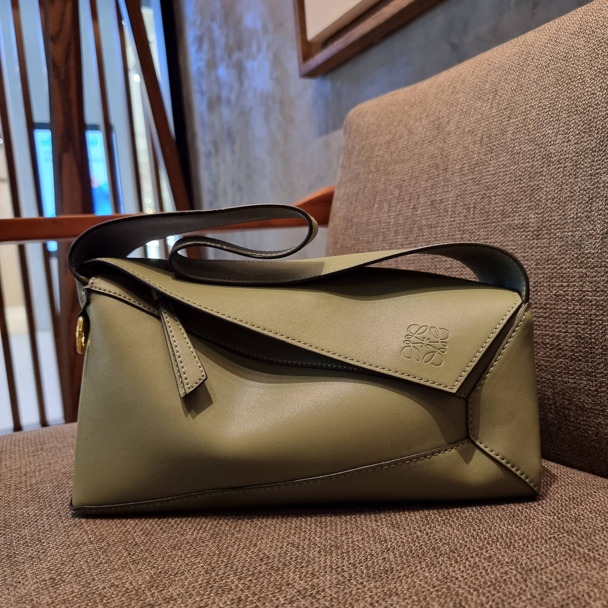 LOEWE PUZZLE HOBO BAG ใหม่ล่าสุด กับแบรนด์ที่มีดีไซน์โดดเด่นเป็นเอกลักษณ์ สวยหรูทุกรุ่นจริงๆ!! กระเป๋าสะพายโฮโบ ทรงสวย สไตล์พัซเซิลคลาสสิค วัสดุหนังวัวฟอกสี นิ่มมือ ฟินมาก!! เปิดใช้งานด้วยซิป ที่ภายในโล่งกว้าง ใส่ของสำคัญได้ครบไม่มีพลาด แบบสบายๆ มาพร้อมสา