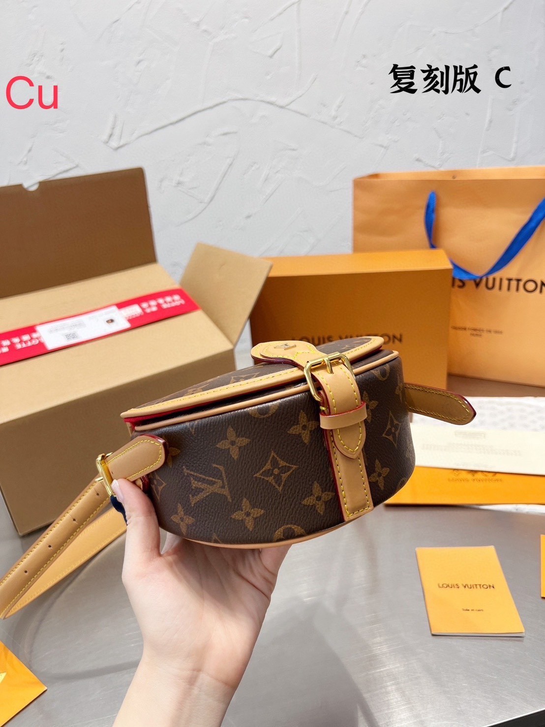 LV Tambourine Monogram Canvas Bag กระเป๋าสะพายทรงสวย ใบเล็กน่ารัก ดีไซน์คลาสสิค วัสดุหนังแคนวาส เปิด-ปิดกระเป๋าด้วยอะไหล่สายคาด สายสะพายในตัว ปรับได้