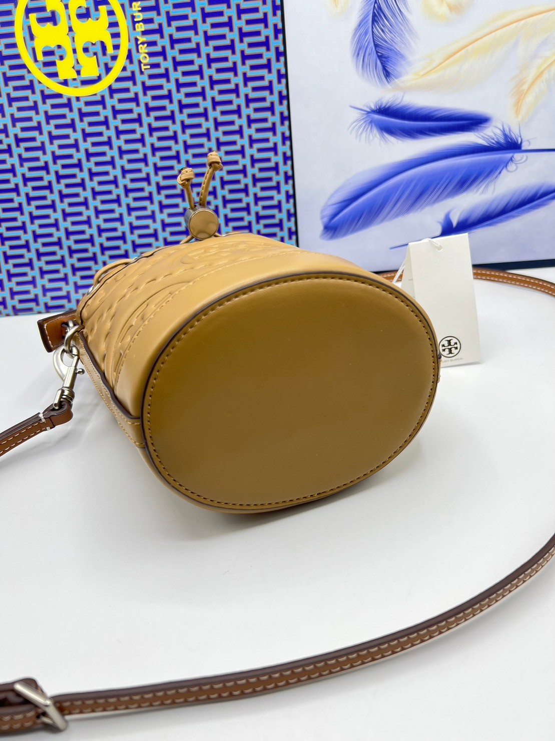 6 สี Tory Burch Puffy Mini / Tory burch T Monogram Puffy Patent Mini Bucket Bag / Tory Bucket Bag กระเป๋าบัคเกต size เล็ก โดดเด่นด้วยโลโก้ตัวนูนปั๊มด้านหน้า