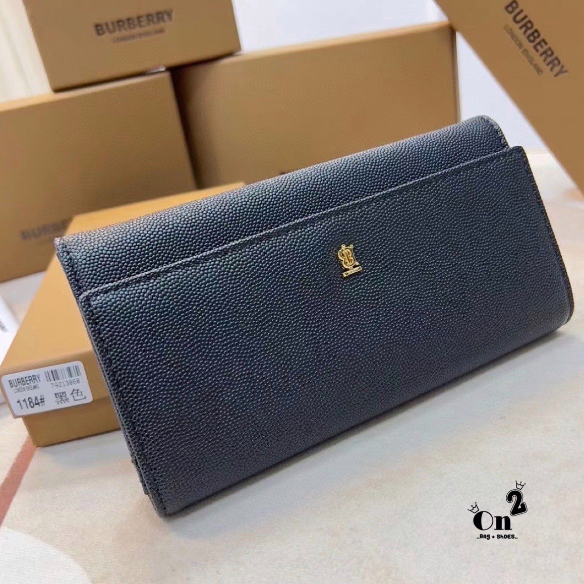 BURBERRY long wallet / BB vintage long wallet กระเป๋าสตางค์ใบยาวแบรนด์หรู เป็นไอเท็มสุดฮิต ติดทุกกระแส แรงไม่เคยตก รุ่น unisex สีไหนใครๆก็ใช้ได้หมด อยู่ที่ใจ!! ❤️ ใบยาวขนาดกำลังเหมาะมือ ถือแล้วขับผิวทุกสี ภายในมีช่องใส่บัตรเยอะ แบ่งสัดส่วนสวย ใส่ธน