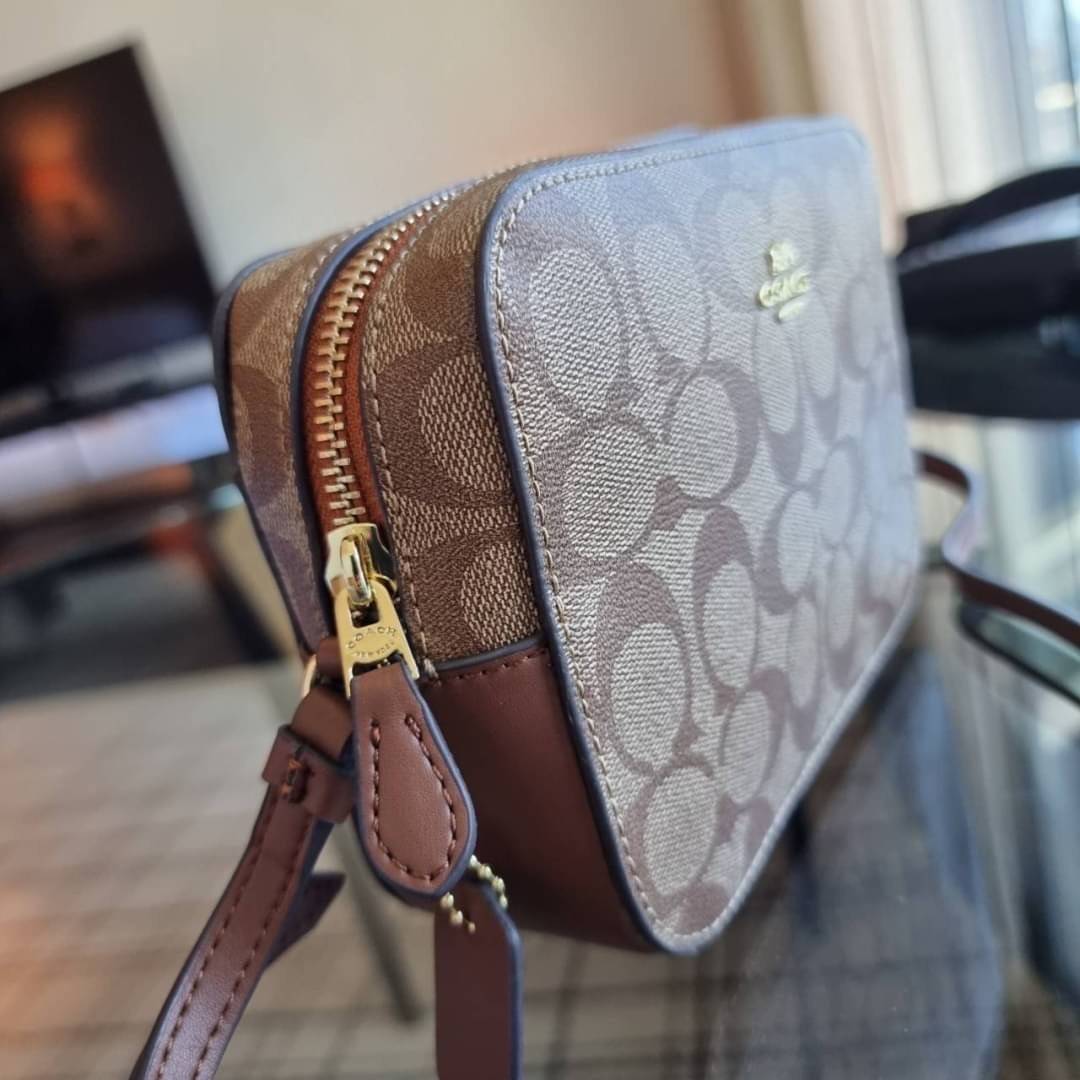 COACH 91677 MINI CAMERA BAG IN SIGNATURE CANVAS ขายดีที่สุด!! กระเป๋าสะพายข้างไซส์มินิ คลาสสิคอยู่ทรง อะไหล่ทองตัดดูหรู วัสดุหนังแคนวาสเคลือบลาย เปิด-ปิดด้วยซิป สายสะพายปรับได้ตามตัว ใบนี้แมทช์ได้ทุกลุค ใช้เป็น everyday bag ได้สบายๆเลยจ้า