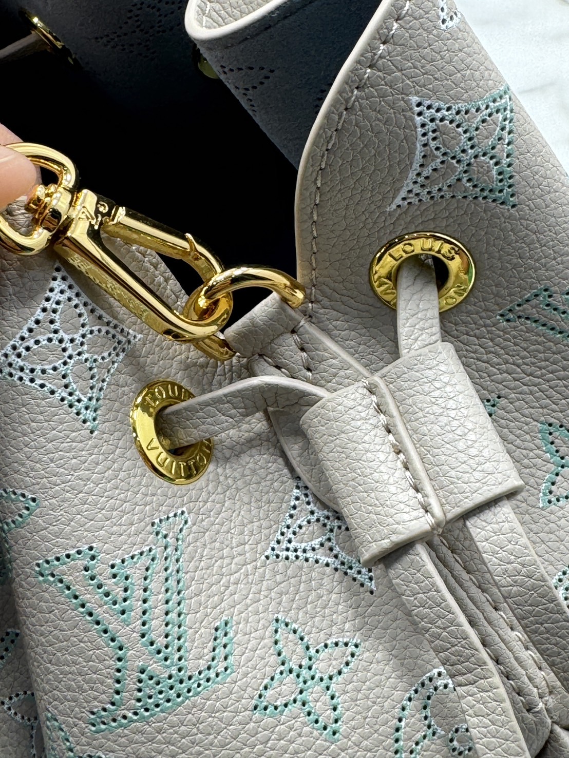 LV Bella Tote Flight Mode / LV Bucket Bag กระเป๋าทรงโท้ทดีไซน์พาเลตต์สีสุดชิค รุ่นใหม่สีสวยละมุนมาก ต้อนรับลมหนาว สวยงามลงตัวอย่างสง่างาม หรูหราที่สุด