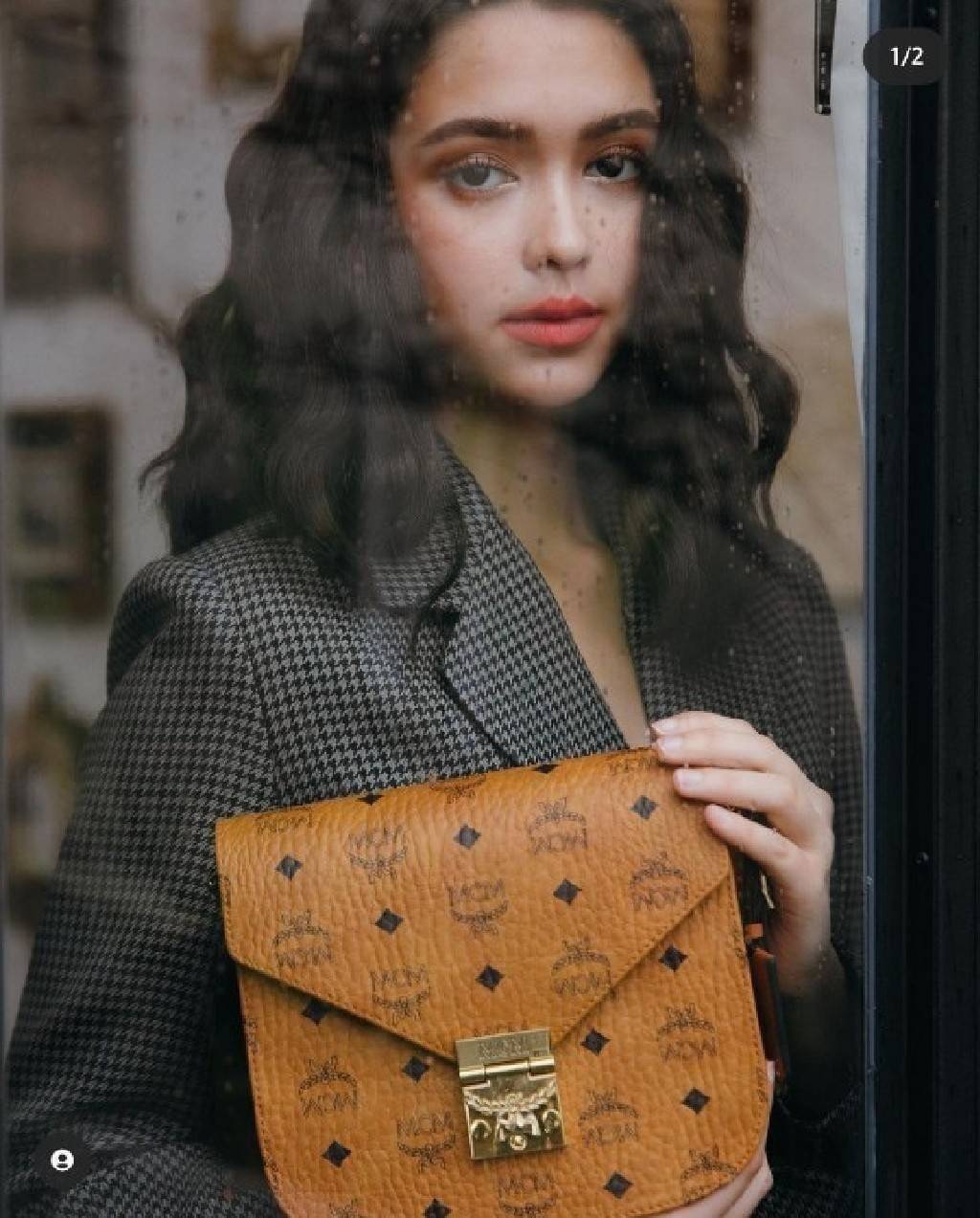 M.C.M PATRICIA SHOULDER BAG IN VISETOS กระเป๋าสะพายไหล่/ข้าง ดีไซน์ได้อย่างมีสไตล์ ดูมีสเน่ห์ด้วยทรงกระเป๋าที่โค้งบริเวณฐาน ให้ความรู้สึกนุ่มนวลมากขึ้น ใบนี้แมทช์ได้กับทุกลุค เท่ๆ casual หรูหรา หวานๆ ก็ทำให้โดดเด่นได้ด้วยไอเท็มนี้ วัสดุหนังแคนวาสคุณภาพดี 