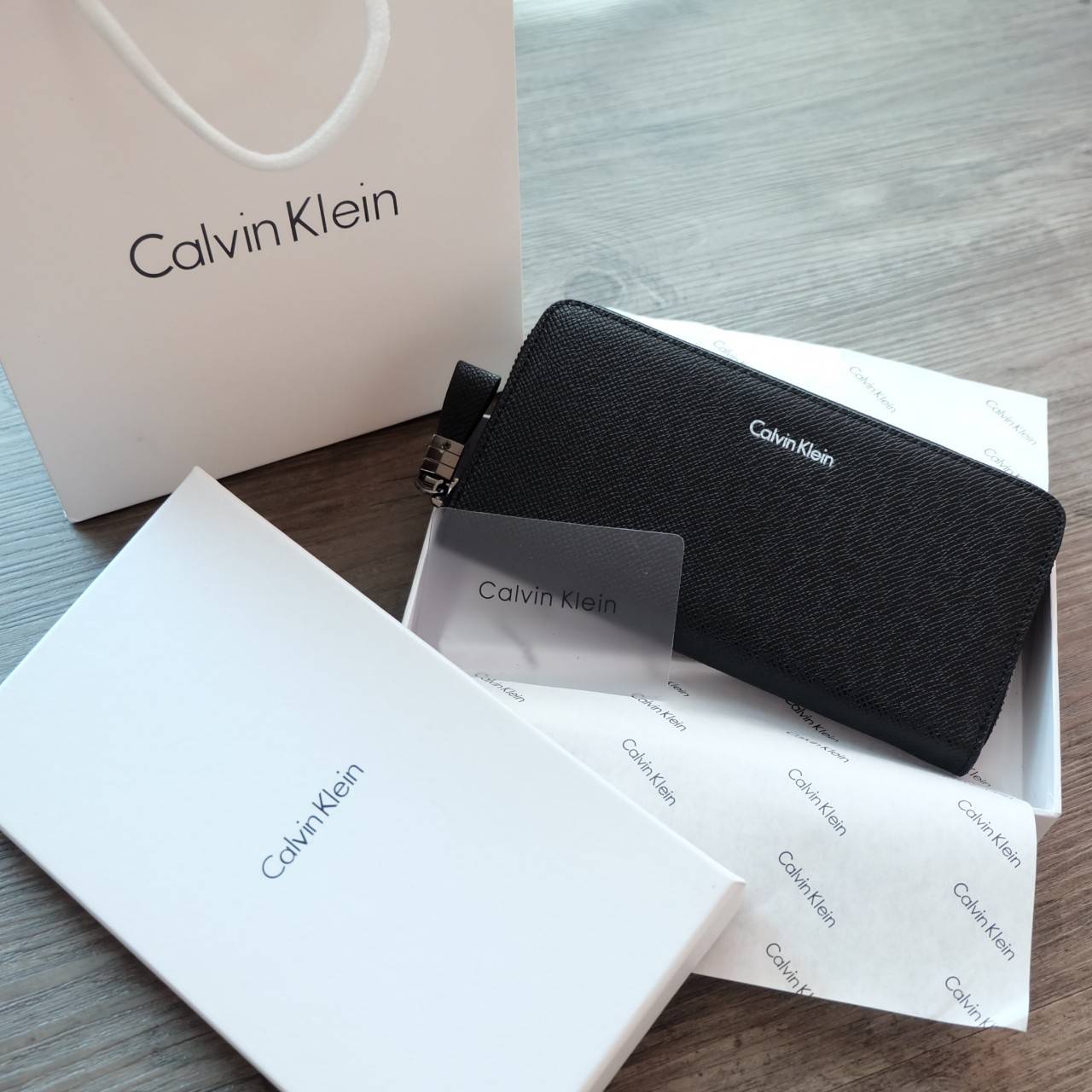 Calvin Klein Long Wallet กระเป๋าสตางค์ใบยาวซิปรอบ ภายในมีช่องใส่ธนบัตร ช่องใส่บัตรหลายช่อง และช่องซิปสำหรับใส่เหรียญ จะมอบเป็นของขวัญ หรือใช้เองก็แนะนำเลยค่ะ