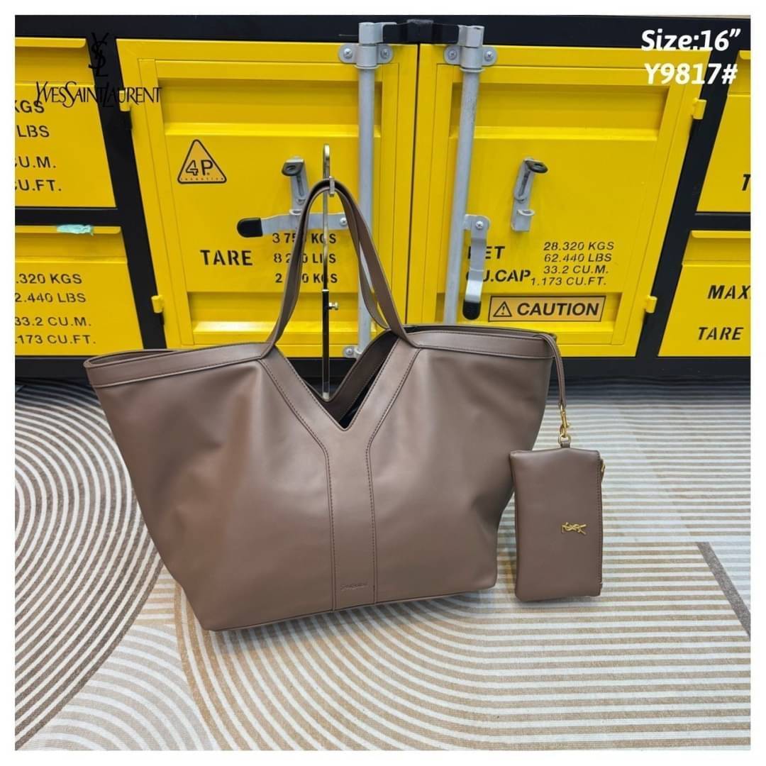 YSL Y TOTE IN LEATHER BAG กระเป๋าสะพายทรงโท้ทใบใหญ่ รุ่นใหม่ล่าสุด งานหนังสวยเต็มใบ ดีไซส์เรียบหรูดูแพงอย่างแท้จริง ภายในโล่งกว้างมาก จุของได้เยอะสุด เอาใจสายแบกแต่ยังคงความหรูไว้ในตัวอย่างแน่นอน