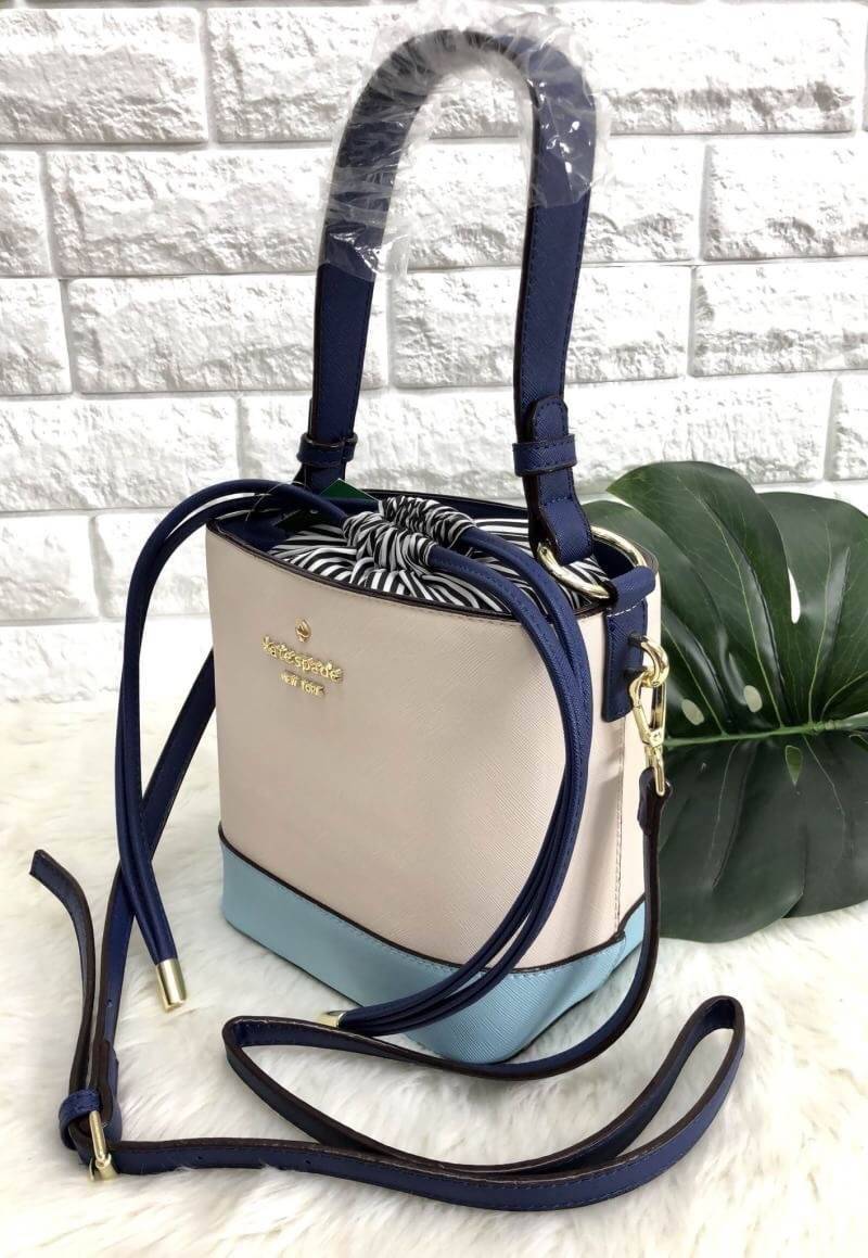 Kate spade new york cameron street pippa bag 2018 พร้อมส่งอีกรอบ กระเป๋าวัสดุหนัง saffiano ทรงถัง สามารถถือได้หรือสะพายข้าง ด้านหน้าติดอะไหล่แบรนด์ ปากกระเป๋าเปิดปิดแบบหูรูด ภายในกระเป๋าโล่ง ใส่กระเป๋าสตางค์ใบยาวได้ หรือของอื่นๆได้จุ มาพร้อมสายสะพายยาว ถอ