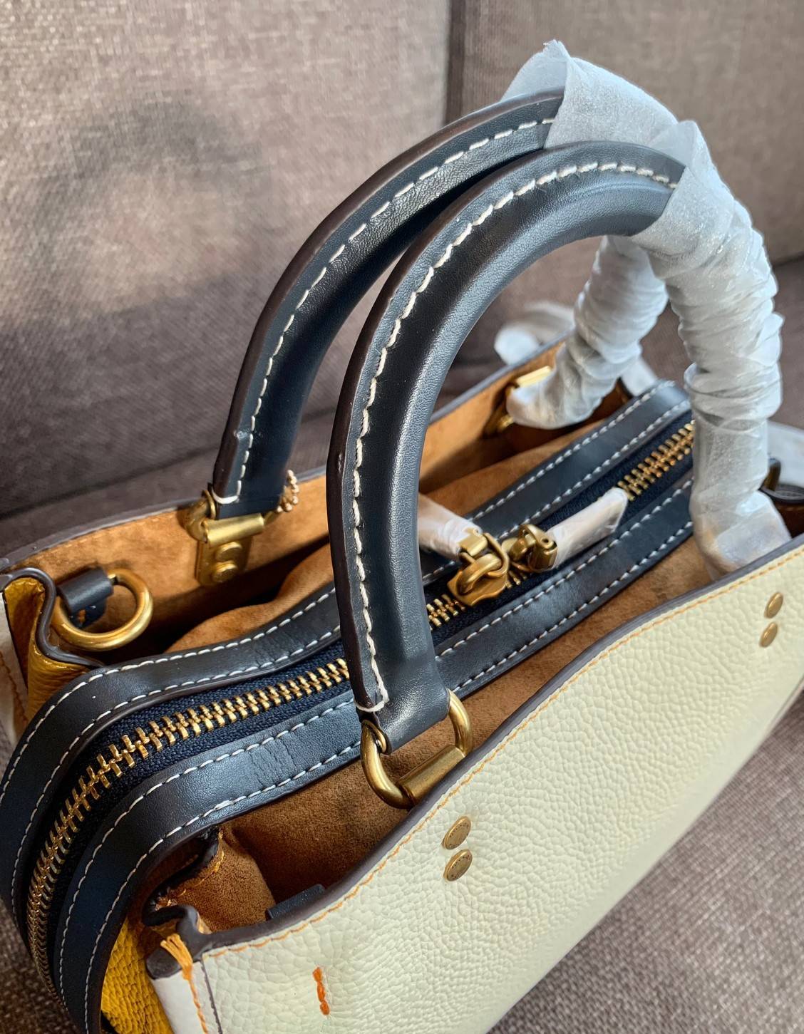 LIMITED EDITION!💥 💋สวยต้องยกนิ้วให้นางไปเลยจร้าา👍👍 COACH DISNEY X COACH ROGUE 25 WITH MICKEY MOUSE((C6166)) 📌พร้อมส่งที่ไทยก่อนใคร คุณภาพจัดเต็มบอกเลย หลงรักแน่นอนค่ะ! ✔️กระเป๋าหิ้ว//คล้องไหล่//สะพายข้างได้ ส