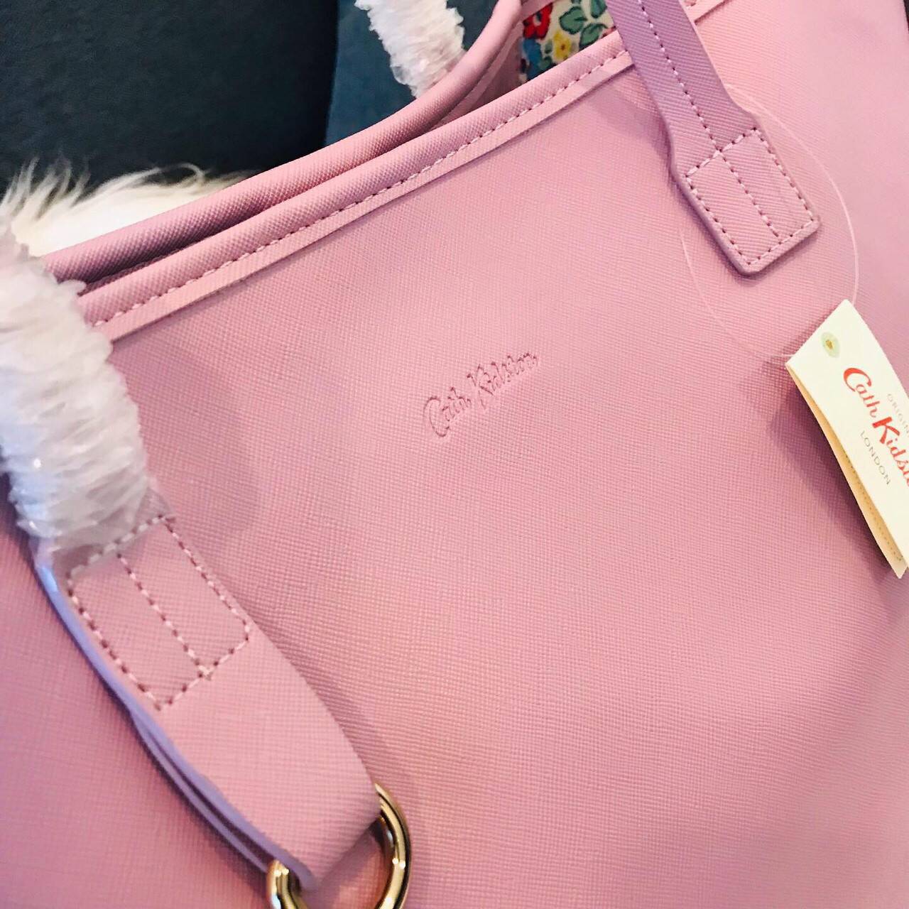 Cath kidston tote bag กระเป๋าสะพายรุ่นใหม่ วัสดุ PU คุณภาพดี นิ่ม น้ำหนักเบา เช็ดทำความสะอาดง่าย เปิดปิดกระเป๋าด้วยกระดุมแม่เหล็ก ด้านในโล่งกว้างมีช่องซิปสำหรับใส่ของ จุของได้เยอะ สายสะพายไหล่ยาวสุด22cm.ขนาดกำลังดีราคาสุดคุ้มห้ามพลาดค่ะ