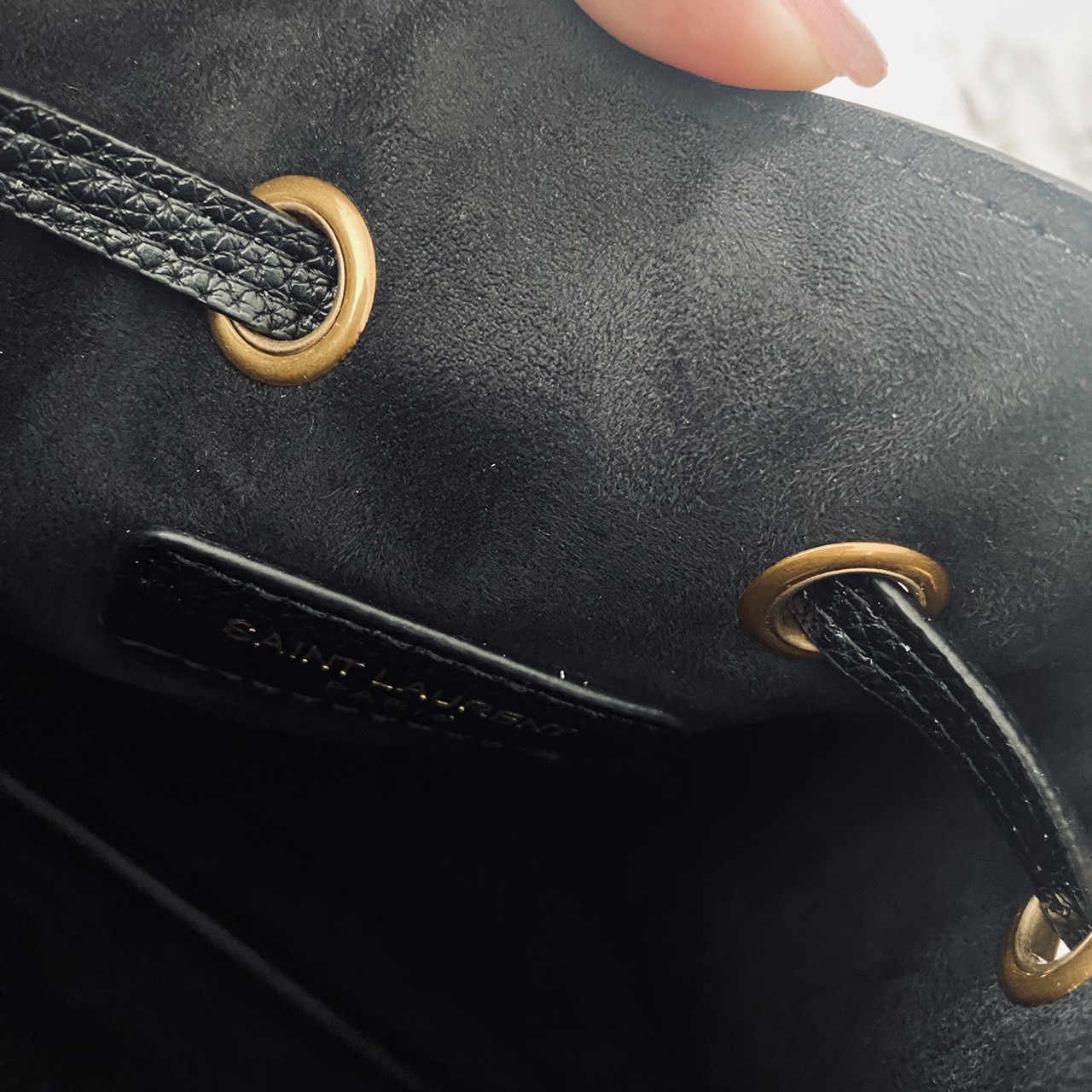 YSL PARIS VII flat hobo bag / YSL Bucket Bag กระเป๋าสะพายทรงโฮโบบัคเก็ต งานหนังเต็มใบ ฟังก์ชั่นสุดเลิศพร้อมเชือกรูด ดีไซน์รูปทรงใช้งานง่าย -- [รับตัวแทนกระเป๋า]