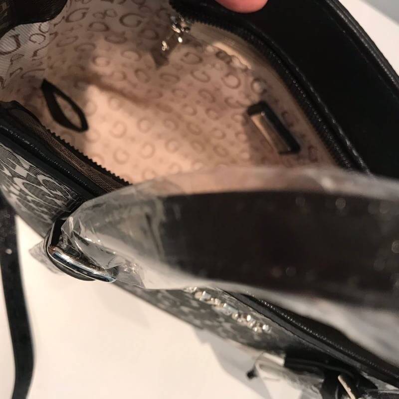 GUESS MINI CROSS BODY BAG กระเป๋าถือหรือสะพายรุ่นฮิตและขายดีที่สุดจาก GUESS FACTORY วัสดุหนังแก้วเงาสวยอยู่ทรง น้ำหนักเบา ด้านหน้าประดับด้วยโลโก้แบรนด์สุดหรูพร้อมปอมๆห้อยที่หูกระเป๋าถอดเเยกใช้ได้ เปิดปิดกระเป๋าด้วยซิปสะดวกใช้ ด้านในโล่งกว้างมีช่องซิปและช่