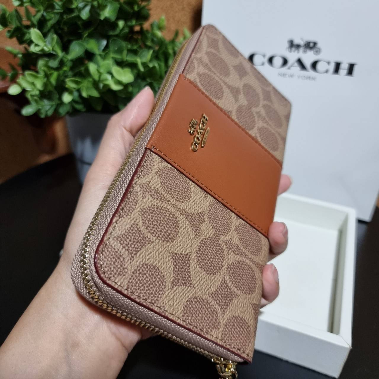 ของแท้ 💯% COACH 31546 ACCORDION ZIP WALLET IN COLORBLOCK SIGNATURE CANVAS กระเป๋าสตางค์ใบยาวรุ่นขายดี!! ขายหมดทุกสี!! 🔥🔥 สาวๆต้องยกให้เป็นไอเท็มที่ขาดไม่ได้เลยน้า วัสดุหนังแคนวาสเคลือบ ภายในเป็นหนังแท้ เปิด-ปิดด้วยซิปรอบ ใส่บัตรได้