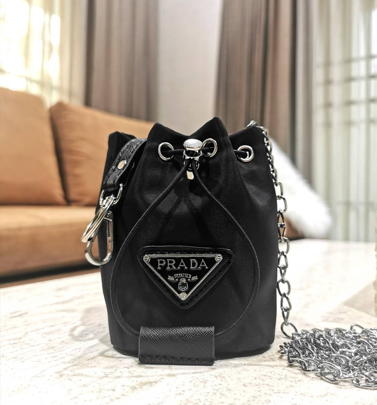 กลับมาตามคำเรียกร้อง Must Have!✴️PRADA MINI DRAWSTRING WITH KEYCHAIN VIP GIFT WITH PURCHASE (GWP) พรีเมี่ยมกิ๊ฟจากต่างประเทศรุ่น Limited "Duty Free" กำลังฮิตสุดๆในเกาหลี วัสดุ Nylon & Polyester 100% ด้านหน้าประดับโลโก้ เปิดปิดแบบ Drawstri