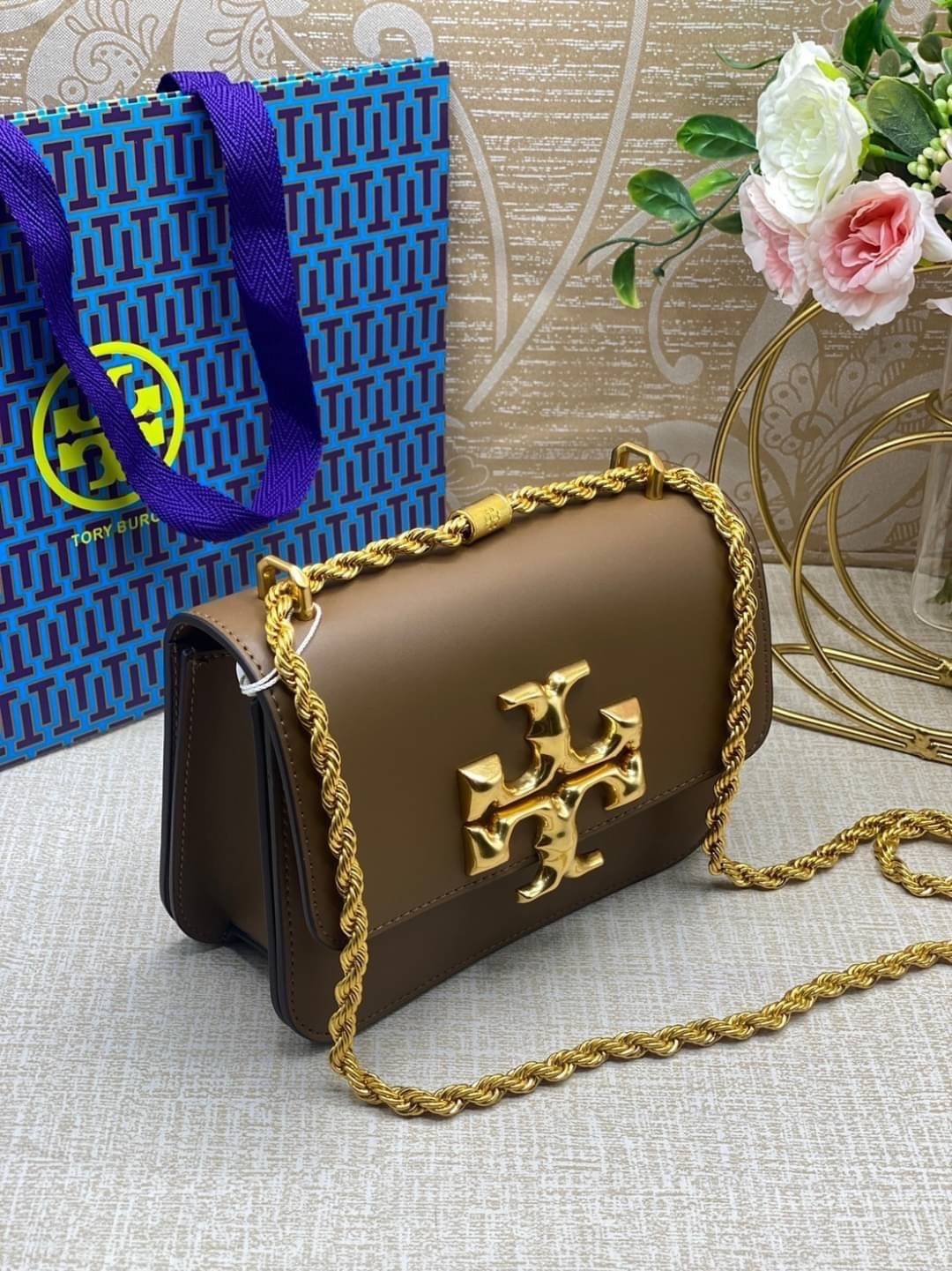 Tory Burch Eleanor Medium Convertible Shoulder Bag / Tory Burch 75003 ฮอตไอเท็ม รุ่นนี้ขายดีขายหมด สวยหรู คุณหนู ผู้ดี!! หายากมากแล้วน้า กระเป๋าสะพายข้าง ดีไซน์อยู่ทรง ขนาดกำลังสะดวกใช้สำหรับสาว เปิด-ปิดด้วยแถบแม่เหล็ก ภายในแบ่งสัดส่วนได้เป็นอย่างดี