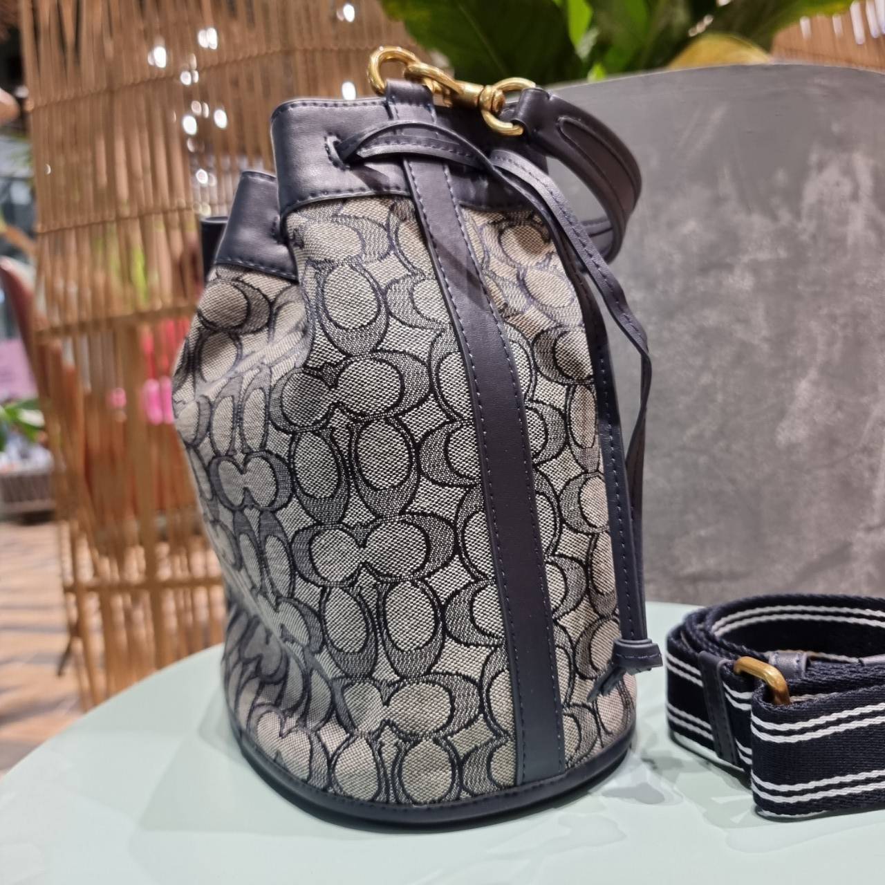 COACH C3853 FIELD BUCKET BAG IN SIGNATURE JACQUARD กระเป๋าสะพายทรงบัคเก็ต รุ่นใหม่ล่าสุด ดีไซน์ลายซิกเนเจอร์บนผ้า jacquard สวยคม เป็นเอกลักษณ์ไม่ซ้ำใคร มาพร้อมสายสะพายผ้าสปอร์ต และสายสั้นสำหรับคล้องแขนได้ สามารถรูดปิดปากกระเป๋าด้วยหนังรอบใบ เพิ่มดีเทลให้ต