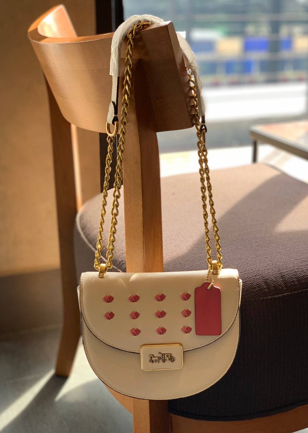 COACH ALIE SADDLE BAG JACQUARD IN SIGNATURE ((C4694//C3464)) พร้อมส่งที่ไทย รุ่นใหม่ล่าสุดค่ะ! กระเป๋าสะพายข้าง//ครอสบอดี้ร์//หรือทบสายคู่สะพายไหล่ได้ค่ะ วัสดุJacquard+หนังแท้ ได้สวยงามลงตัวมากๆ เปิดปิดกระเป๋าแบบกดล็อค มีอะไหล่โลโก้แบรนด์โดดเด่นปนคลาสสิค