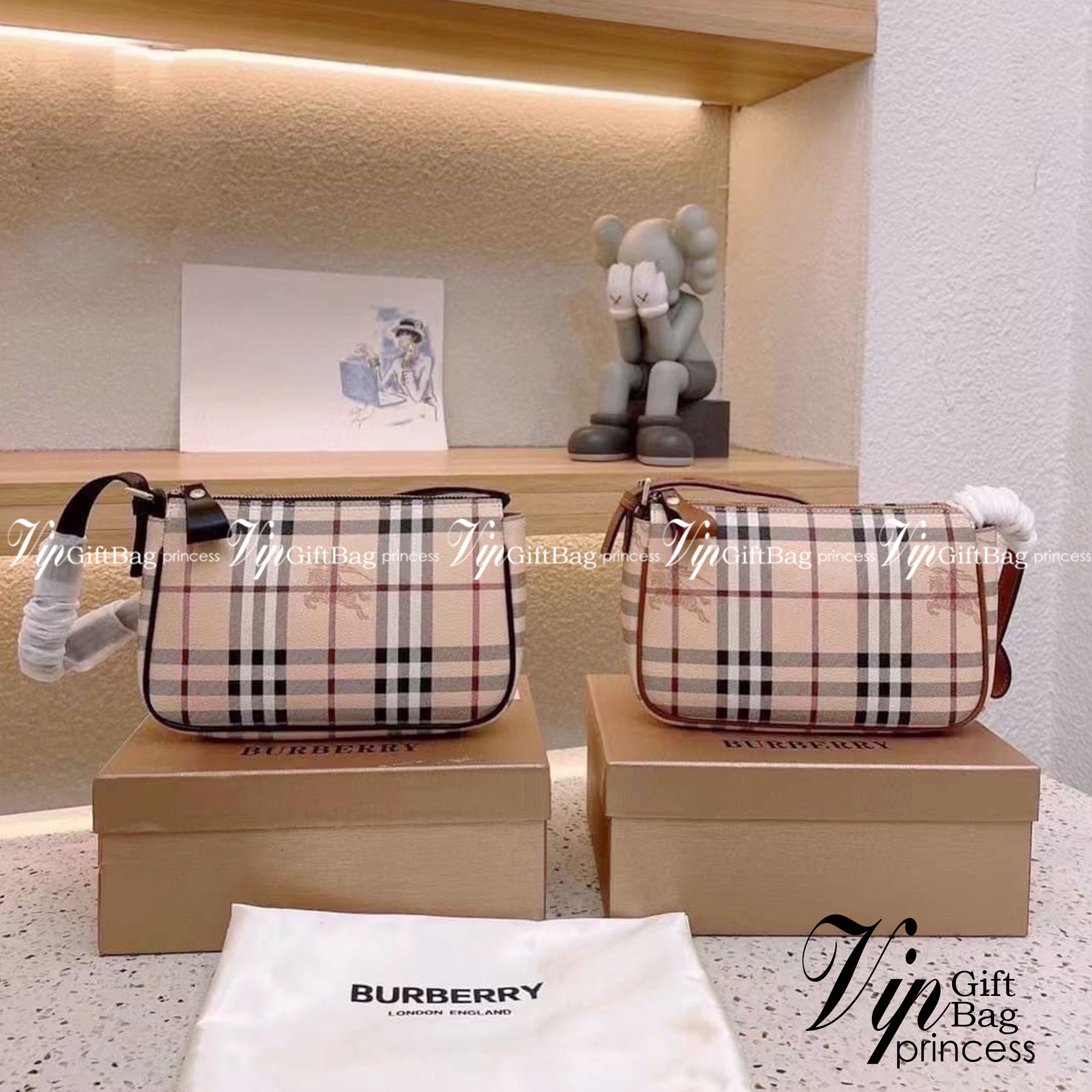 Burberry Vintage Bag / Burberry Nova Check Small Shoulder Bag พร้อมส่งที่ไทย กระเป๋าสะพายไหล่ Vintage Check ที่ถือว่าเป็นสัญลักษณ์อันเก่าแก่ของแบรนด์ ภายในเป็นช่องโล่งกว้าง และมีคุณสมบัติการใช้งานที่ครบครัน