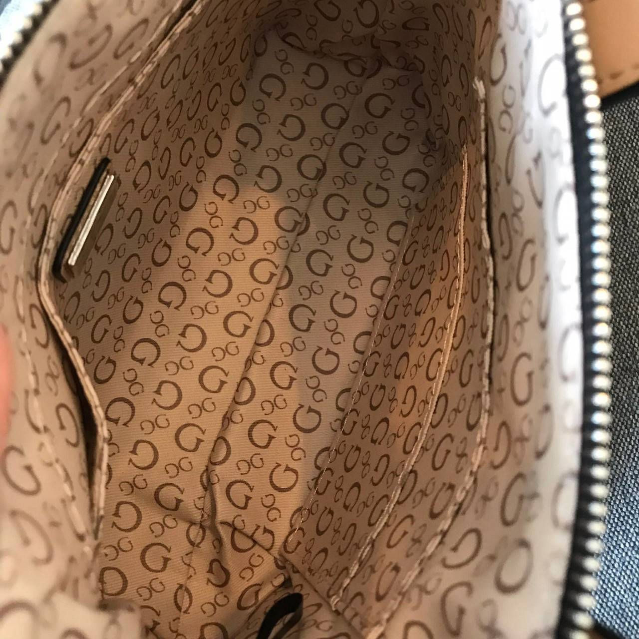 GUESS BALDWINPARK MINI BAG กระเป๋าถือหรือสะพาย วัสดุ Saffiano PU คุณภาพดี นิ่ม น้ำหนักเบา ด้านหน้าประดับด้วยโลโก้แบรนด์สวยหรู ตัวกระเป๋าลาย G ทั้งใบ เปิดปิดกระเป๋าด้วยซิปสะดวกใช้ ด้านในโล่งกว้างมีช่องสำหรับใส่ของหลายช่อง ใส่กระเป๋าสตางค์ใบกลางได้ ใส่Iphon