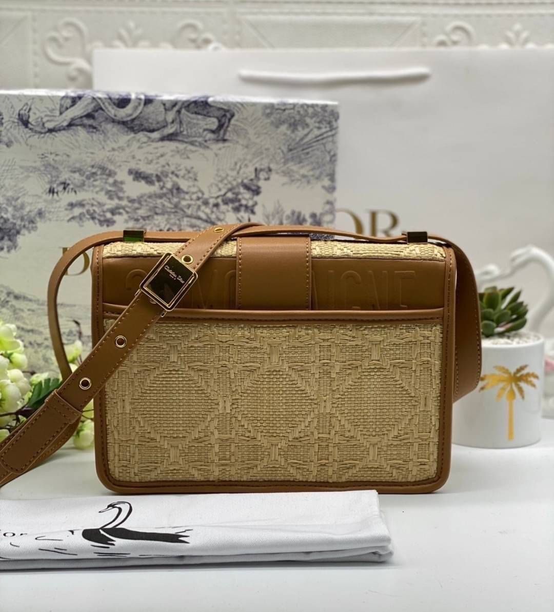 ORI 】DIOR 30 Montaigne Bag Natural Cannage Raffia พร้อมส่งที่ไทย ภาพสินค้าถ่ายจากงานขายจริง ใช้งานต่างประเทศได้ เอกลักษณ์ของความหรู น้ำหนักเบา ไอเท็มหายาก!! Best seller!! ยกให้น้องเลย!! ดีไซน์เรียบหรูในความเป็นเอกลักษณ์ ใช้งานง่าย สะดวก ได้ทุกโอกาส แนะนำเ