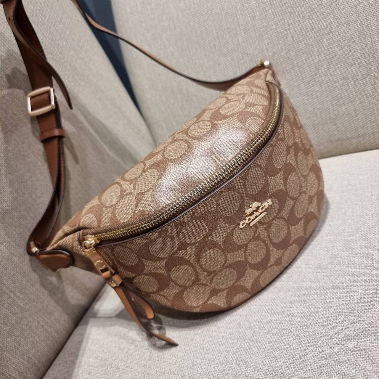 COACH F48740 BELT BAG IN SIGNATURE CANVAS กระเป๋าคาดอกทรง Unisex ที่ขายดีถล่มทลาย!! ขายได้ตลอดปี!! สวยเท่ทุกสี วัสดุหนังแคนวาสเคลือบคุณภาพดี ทนทาน ใช้งานง่าย ภายในเป็นช่องโล่ง เหมาะสำหรับคนที่ชอบพกอะไรง่ายๆ รับรองตอบโจทย์น้า