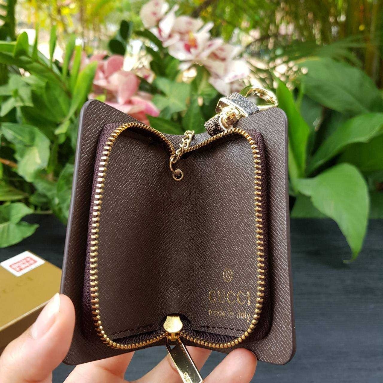 GUCCI Keychain กระเป๋าพวงกุญแจสุดหรูหรา ที่จะทำให้การหากุญแจรถยนต์ของคุณเป็นเรื่องง่าย ขนาดกระทัดรัด หยิบจับง่าย