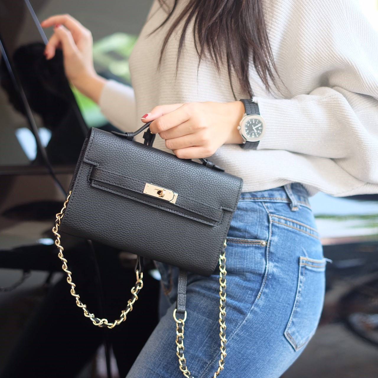 KEEP • Ellis • กระเป๋า คลัช ถือ //สะพาย ขนาด กะลังดี ทรงสวย แค่ใบเดียวจบ! หนังคุณภาพเยี่ยม ภายใน จุของคุ้ม ใส่บัตร ใส่มือถือได้ทุกรุ่น ใบนี้ จะแต่งกับ Look ไหนก้อเข้ากันได้ดีแน่นอนค๊า Don't miss!! หนังลายสวยมาก นิ่มมือ ภายในใส่ของจุกจิก 2 ด้านเลย สาม