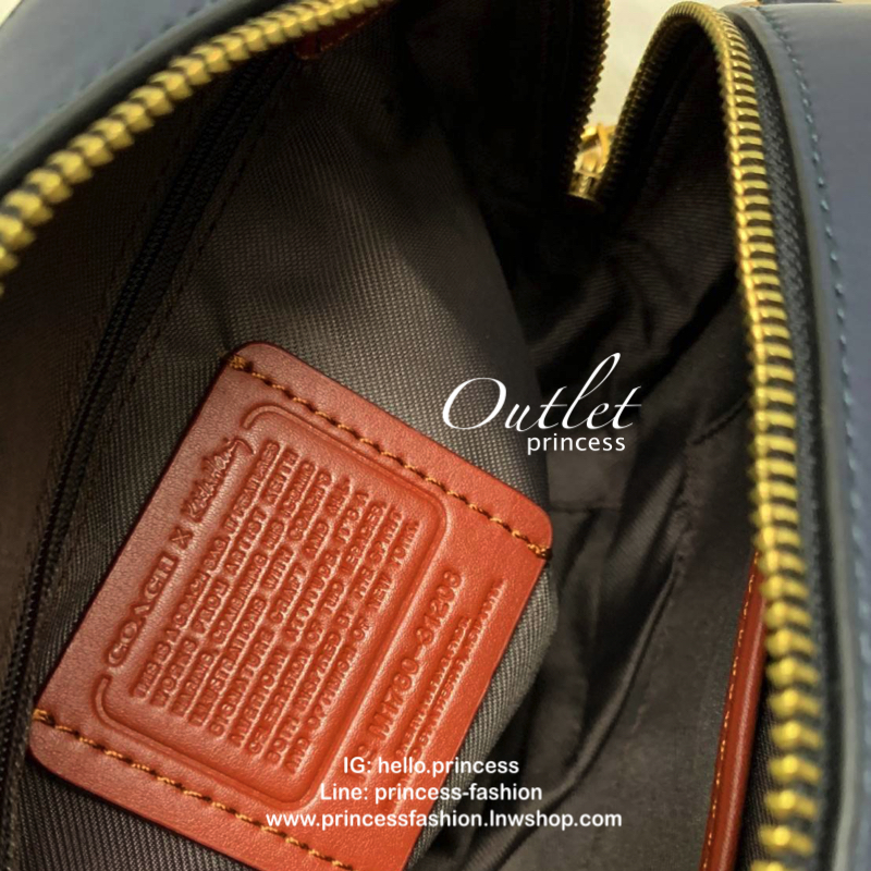 COACH SIGNATURE CROSSBODY BOX BAG ((F31208)) 🔺สินค้าขายดี กระเป๋าสะพายวัสดุหนังแท้ จาก coach factory outlet หนังนิ่ม ทรงสวย ตัวกระเป๋าลายแบรนด์ ตัดขอบหนังเรียบได้สวยงามค่ะ ด้านหน้า-หลัง มีช่องสำหรับใส่ของ เปิดปิดกระเป๋าแบบซิป ที่จับเป็นพวงหนังอะไห