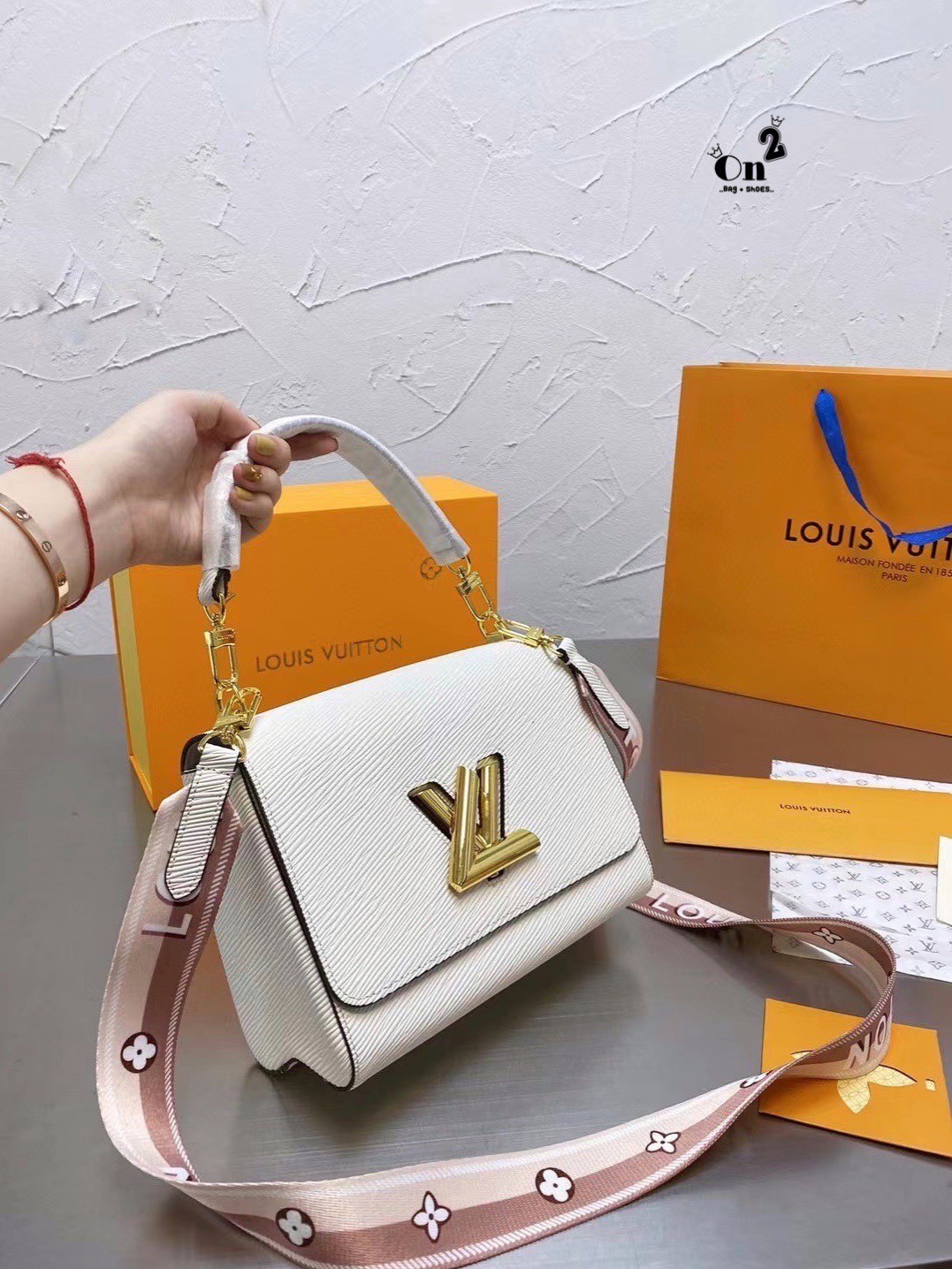LOUIS VUITTON Twist Shoulder Bag MM / LV Twist MM ที่สุดของความสวยคลาสสิคย้อนยุค กระเป๋าสะพายที่มีลูกเล่น เพิ่มดีเทลให้น่าใช้งาน ด้วยสายสะพายแบบสปอร์ต ที่ปรับเปลี่ยนใช้ได้หลากหลาย วัสดุหนัง epi สวยคม ทนทาน ลวดลายเส้นไม้ แบบไม่มีใครซ้ำ เลิศๆไปอีกกับโลโก้สี