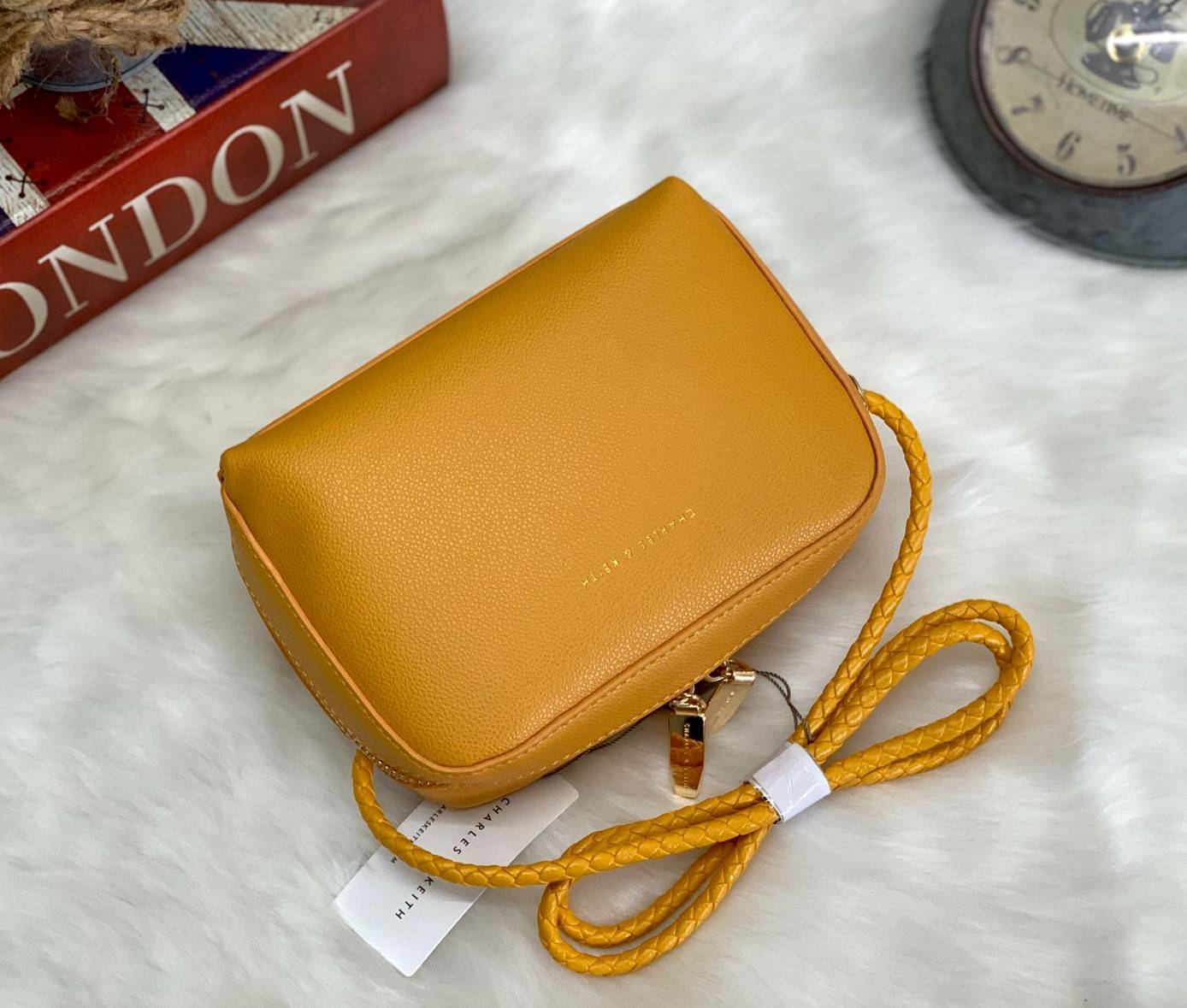CHARLES & KEITH METAL PUSH LOCK CROSSBODY BAG รุ่นฮิตขายดีมีมาพร้อมส่งแล้วจ้า กับกระเ๋าสะพายไซส์น่ารัก วางอยู่ทรง เปิดปิดด้วย ตัวล็อกด้านหน้า ด้านในแบ่งเป็น 2 ช่องมีช่องซิปตรงกลาง จุของได้เยอะพอควรเลยค่ะ ใส่ iPhone plus ได้สบายๆ และของจุกจิกที่จำเป็น รุ่น
