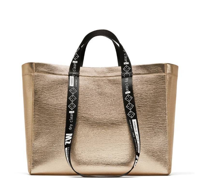 Zara shopper bag กระเป๋าสะพายสี mettalic สุดชิค จากแบรนด์ Zara ค่ะ น้ำหนักเบา สาย print สีดำลายเพิ่มดีเทล มีสายสะพายไหล่ ภายในโล่งกว้าง เปิดปิดด้วยกระดุมแม่เหล็ก ใบนี้จะใช้ไปเรียน ไปทำงานหรือไปเที่ยวก็เหมาะค่ะ