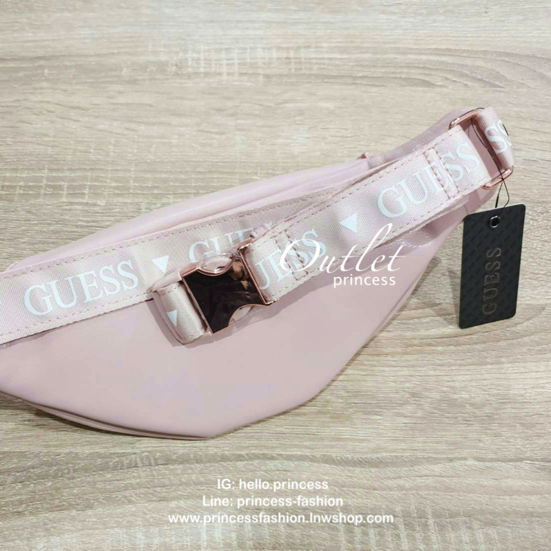 GUESS GYM EMBOSSED LOGO WAIST PACK กระเป๋าหนังเรียบสวยคาดเอว/อก ทรงสปอร์ตสีชมพูอะไหล่สี rose gold ด้านหน้าปั๊มโลโก้แบรนด์ทรงสามเหลี่ยม โดดเด่นด้วยสายพิมพ์ลายแบรนด์สีทอง ตัวกระเป๋าเปิดปิดด้วยซิปใช้งานง่าย ภายในกระเป๋าโล่งกว้าง มีอีกหนึ่งช่องซิปเล็ก สามารถใ