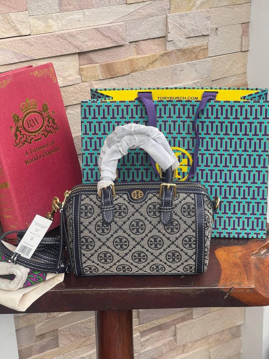 small: Tory burch T Monograme Jacquaed Mini Duffle Bag เป็นทรงกระเป๋าที่มีความฮอตฮิตตลอดกาล ด้วยรูปทรงคลาสสิคและเหมาะใช้งานเข้ากับทุกสถานการณ์ ไม่ว่าจะเป็นกระเป๋าสะพายไหล่ เพิ่มความคล่องตัวและเข้าได้กับทุกลุค ไม่ว่าจะเป็นวันสบายๆ หรือวันที่ต้องออกไปทำกิจก