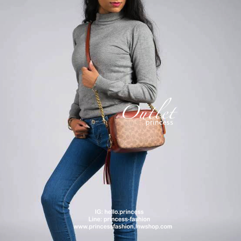 COACH CROSSBODY BOX BAG กระเป๋าสะพายข้าง crossbody วัสดุหนัง pvc. หนังนิ่ม คุณภาพดี ลาย signature brand ตัดขอบหนัง ด้านหน้า/ หลังมีช่องเเล็ก เปิดปิดกระเป๋าแบบซิป ภายในกว้าง ใส่ wallet ขนาดกลาง มือถือได้ทุกรุ่น และของใช้จุกจิกได้ พร้อมสายสะพายแบบโซ่ต่อหนัง