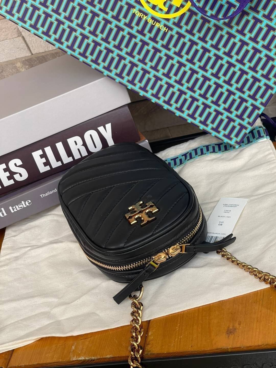 OUTTLET 】Tory burch kira chevron n/s crossbody bag กระเป๋าสำหรับใส่มือถือหรือของจุกจิกต่างๆ ได้กลายมาเป็นแฟชั่นสุดร้อนแรงแห่งปี คอลเลคชั่นนี้ออกมาเพื่อเอาใจสาวๆโดยเฉพาะ สีสันสุภาพเพื่อให้แมทช์กับสีสันของเสื้อผ้า ได้ง่าย ภายในยังสามารถแบ่งสันปันส่วนไว้สำหร