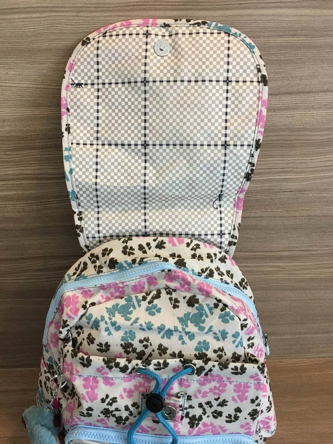 กระเป๋า Kipling รุ่น City Pack ไซส์ L ขนาดใหญ่พอเหมาะสำหรับการเดินทาง มาพร้อมช่องกว้างขวางจุสัมภาระของคุณได้อย่างจุใจ และช่องจัดเก็บอีกหลากหลายรูปแบบ ดีไซน์ลวดลายนำสมัย เติมแต่งสีสันและชีวิตชีวา นับเป็นอีกหนึ่งกระเป๋าเป้ที่พร้อมให้คุณได้สะพายออกไปข้างนอกไ