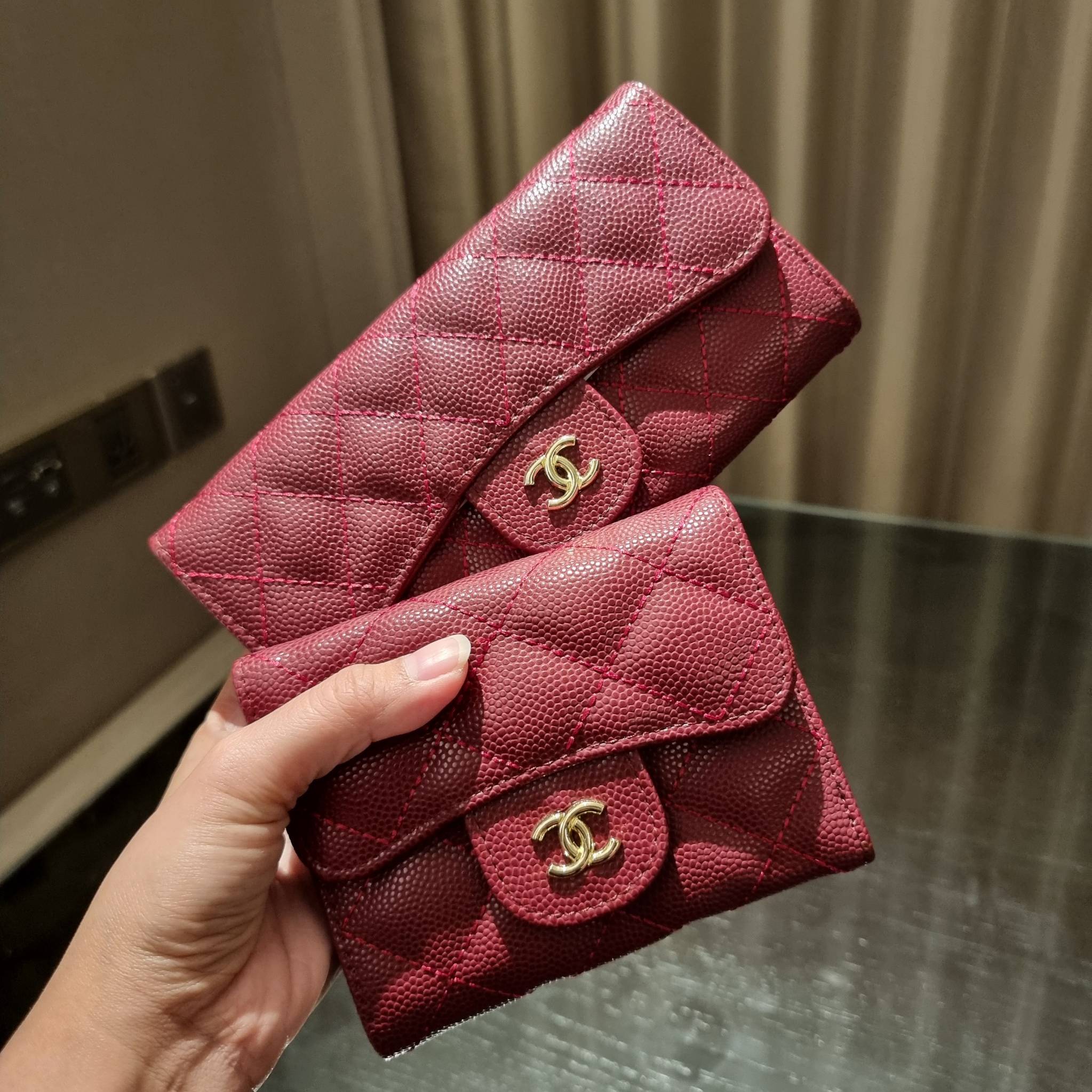 VIP 】กระเป๋าสตางค์ใบยาวรุ่นฝาพับที่ถามหากันมากที่สุด!! สวยรับทรัพย์จาก Chanel วัสดุหนังลายคาร์เวีย ลุคผู้ดีที่สุด เปิด-ปิดด้วยกระดุมแม่เหล็ก ภายในกระเป๋ามีช่องใส่บัตรได้เยอะ ใส่ธนบัตร ใส่เหรียญได้ มีช่องซิปแยกอีกหนึ่งช่อง ดีไซน์เรียบหรูดูคลาสสิค!! สาวๆห้า