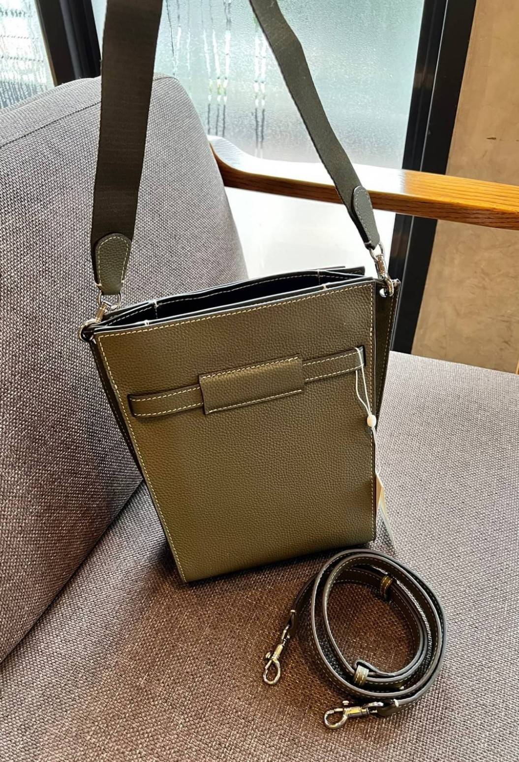 Large TORY BURCH LEE RADZIWILL PEBBIED BAG ((139014)) เป็นรุ่นที่สวย หรู น่าใช้มากๆค่ะ! ลุคหรูดูดีมากๆ กับกระเป๋าสะพายข้างจากTB ใบใหญ่