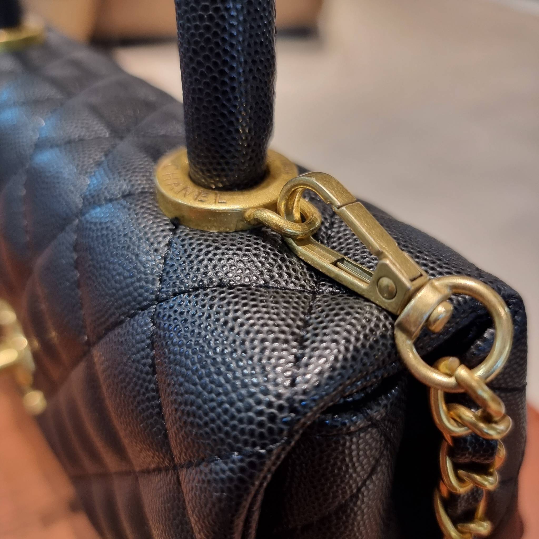 VIP 】รุ่นยอดฮิตตลอดกาล ไซส์กำลังสวย!! จากแบรนด์ Chanel กระเป๋าถือ/สะพาย หนังลายคาเวียร์ โลโก้เด่นชัด เปิด-ปิดกระเป๋าด้วยตัวบิดล็อค อะไหล่สีทองหรู ทรงสวยผู้ดี ภายในกระเป๋ามีช่องโล่งกว้างจุของได้พอสมควร มีช่องซิปแบ่งสัดส่วน ด้านหลังมีช่องเก็บของจุกจิกอีก 1 