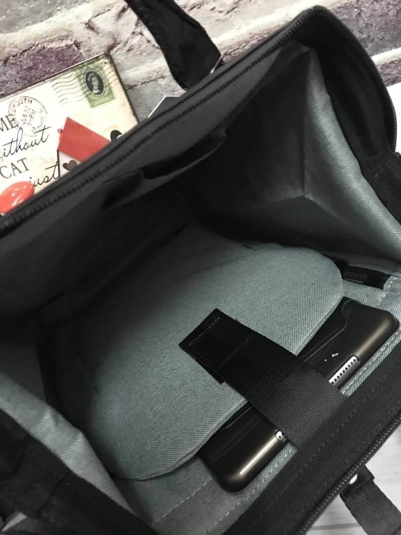 ANELLO WATER RESISTANCE “ Limited Edition “ คอลเลคชั่นใหม่ล่าสุดของรุ่นที่ขายดีติดอันดับ ผลิตจาก Polyester PVC 100%กันน้ำกันฝน ออกแบบกระทั่งช่องซิปไม่ต้องกลัวน้ำซึมผ่าน มีช่องใส่ PC Holder แบ่งช่องใส่ของเป็นสัดส่วน และเป็นระเบียบ ฟังก์ชั่นการใช้งานยังครบเ