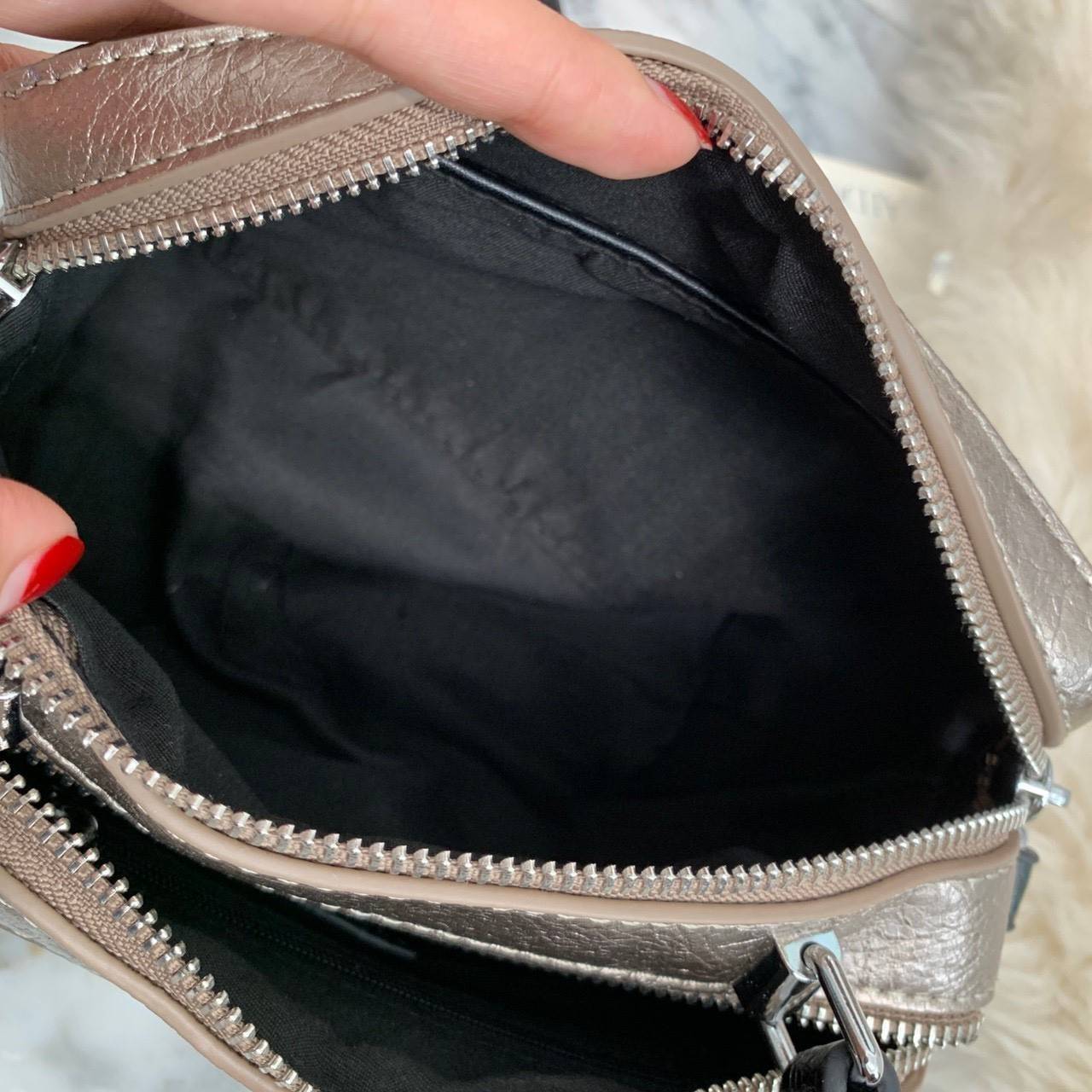 💘 New in KEEP ' Baleny' กระเป๋าทรงหมอนที่ดีไซน์ออกมาสุด Chic สวยแบบไม่จำเจ ขนาดมินิกะลังดี หนัง ลายเอกลักษณ์ ตัดกับอะไหล่เงินได้ ลุคคูลๆ แต่งชุดไหนก้อ แมทช์แน่นอนค่า ปากกระเป๋ามีช่องซิป 2 ด้านแบ่งเก็บของได้สะดวกมากมีซิปปิดอย่างดี หางซิป 