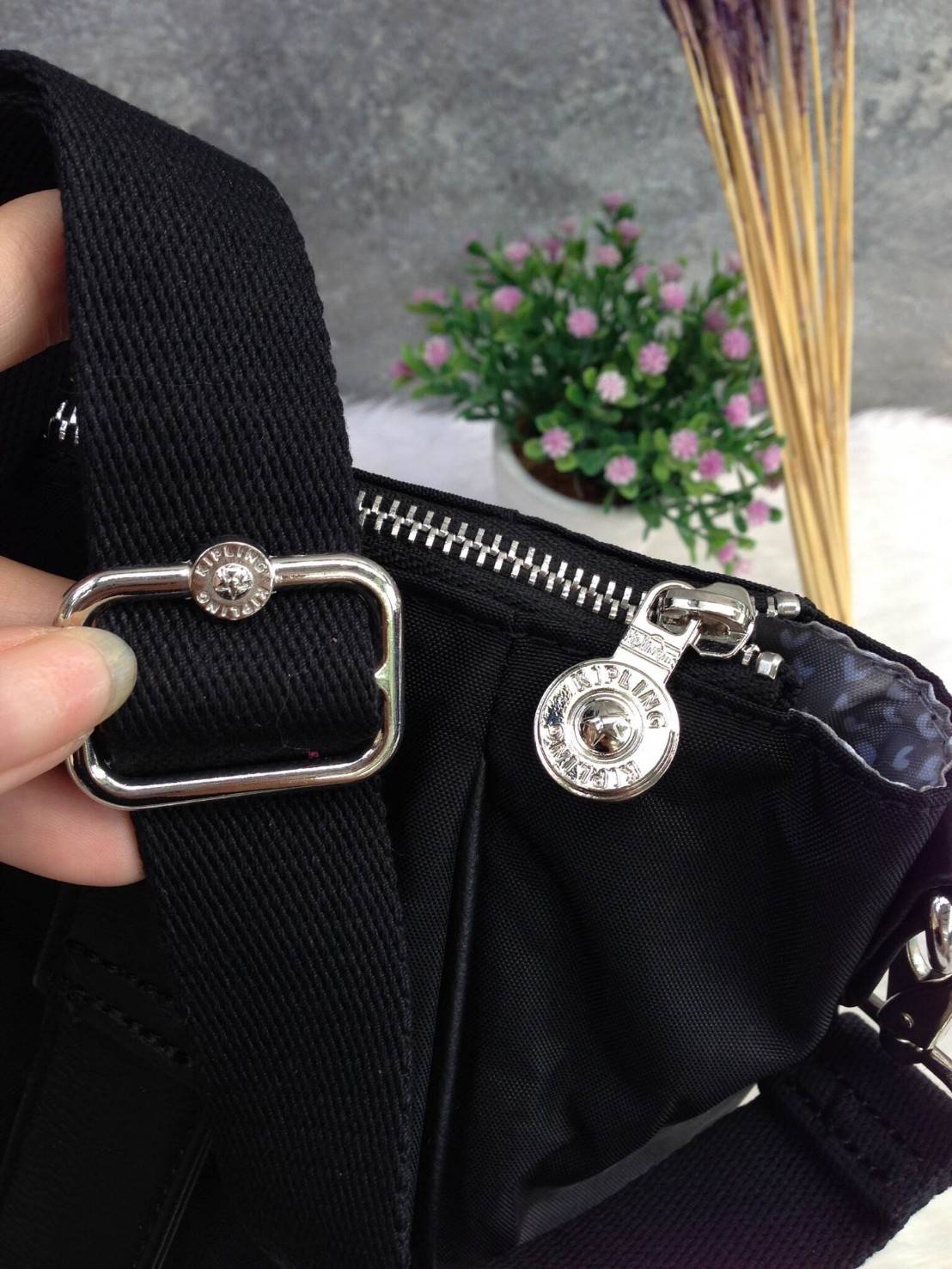 🎄KIPLING กระเป๋าถือ รุ่น Amiel กระเป๋าถือ จาก KIPLING ที่มาพร้อมดีไซน์ที่เป็นเอกลักษณ์ ข้างในกระเป๋ากว้างขวาง และมีช่องใส่ของหลายช่อง ช่วยจัดระเบียบหาของง่าย สายสะพายที่มาพร้อมกับตัวกระเป๋าสามารถถอดออกได้ น้ำหนักเบา หูหิ้วเป็นสายหนังแท้นะคะ ช่องซิ