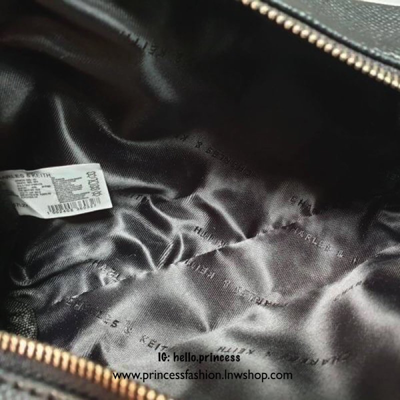 CHARLES & KEITH กระเป๋าคล้องมือ/สะพายข้าง รุ่นสวย รุ่นยอดฮิต ด้านหน้าปั๊มตราแบรนด์ แต่งอะไหล่เข็มขัดเท่ห์ๆ เก๋ๆ มีช่องซิปเล็กด้านหน้า รุ่นนี้คล้องมือได้ สะพายข้างแบบยาวได้ ช่องด้านในพอใส่ของกระจุกกระจิก โทรศัพท์มือถือ เหมาะกับวันชิวๆ รอบนี้มา 3 สี เอาไปใส