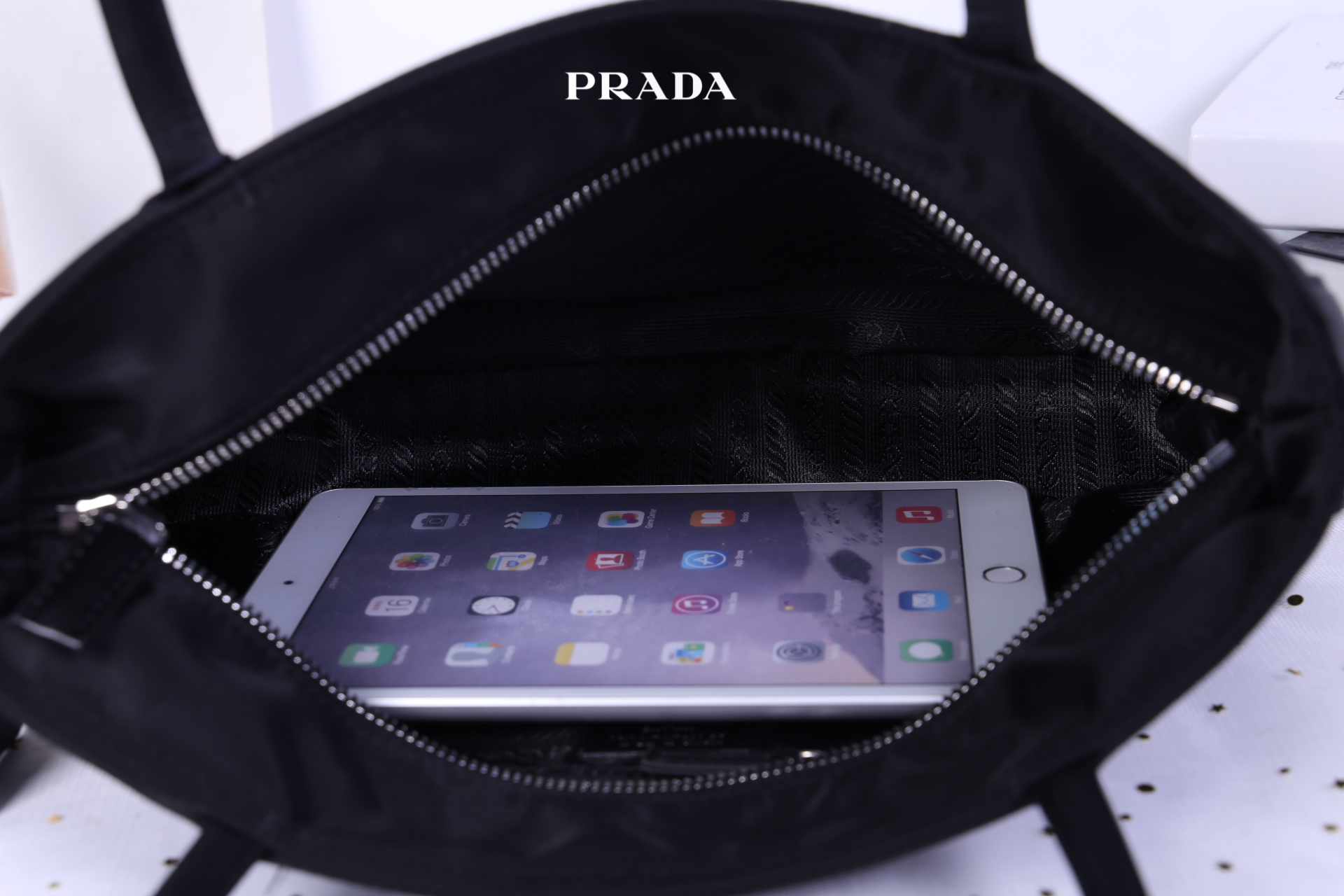 PRADA Shopping Bag / Prada Tessuto Tote Bag กระเป๋าสะพายไหล่ วัสดุ Nylon น้ำหนักเบา วัสดุทำจากไนลอนตัดกับหนัง ด้านหน้าประดับด้วยโลโก้แบรนด์