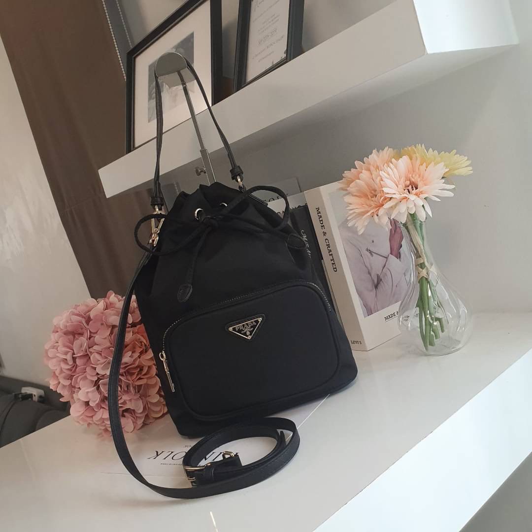 Size NORMAL : Prada Nylon Bucket Bag Black ใครๆก็หลงรัก **ทรงขนมจีบใหญ่ PRADA DRAWSTRING BAG กระเป๋าผ้า NYLON SILK เนื้อหนาซับในอย่างดี จุดเด่นคือ กระเป๋าสามารถ จุของได้เยอะมาก ด้านในมีช่องซิปพร้อมช่องใส่ของอีกหนึ่งช่อง น